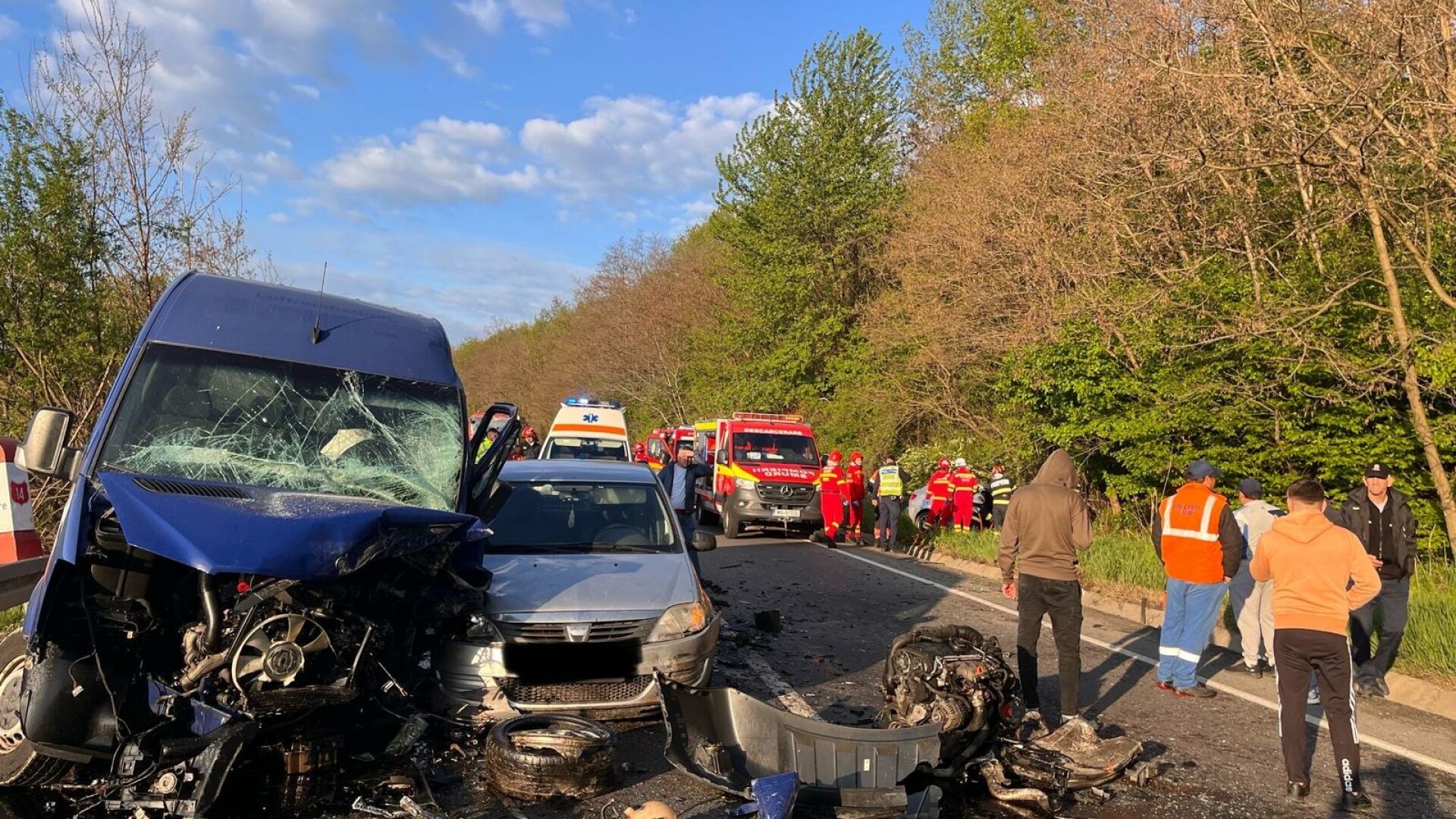 Grav accident în județul Sibiu, cu trei mașini Un bărbat de 26 de ani a rămas încarcerat