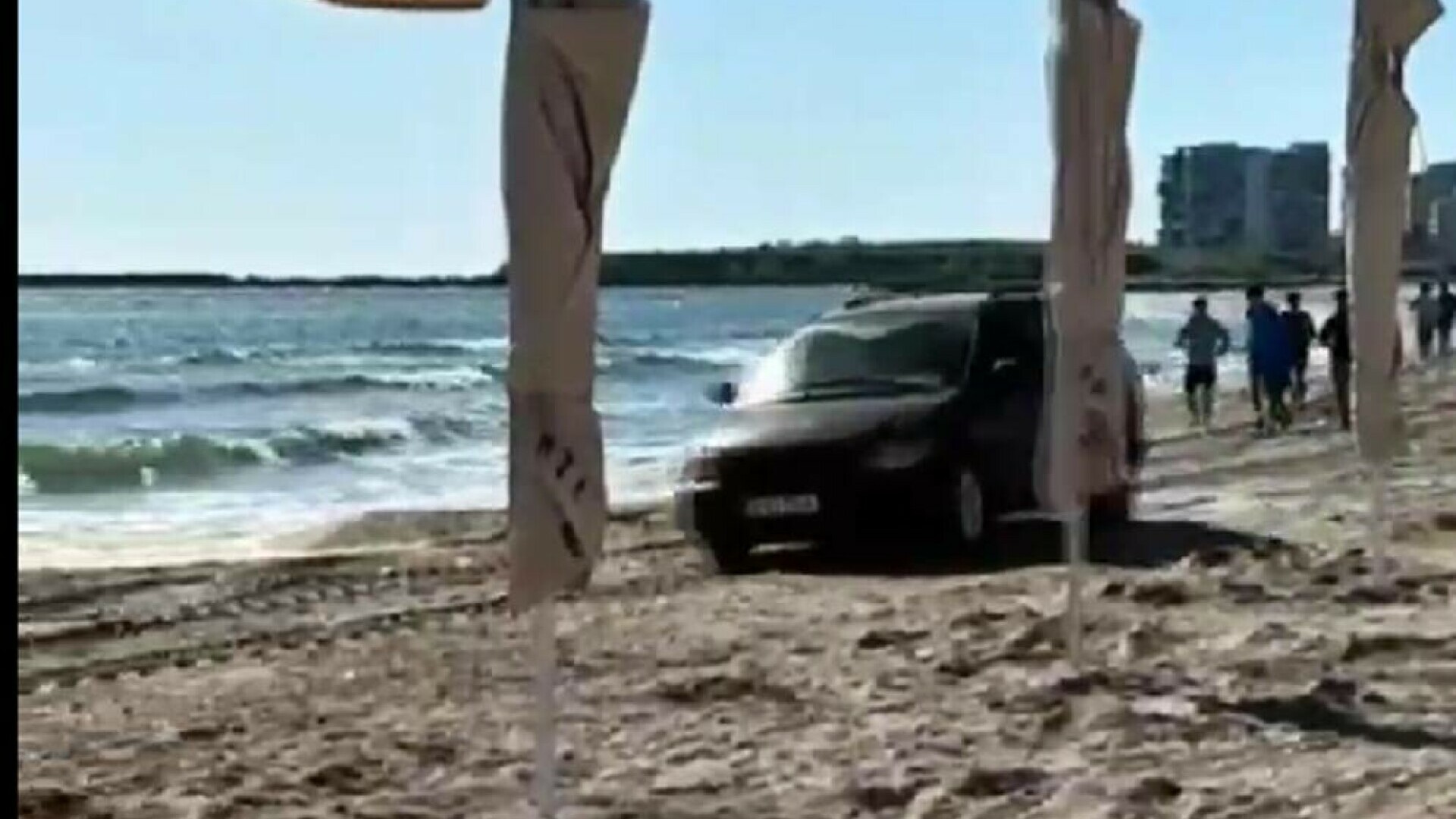 VIDEO. O femeie a intrat cu maşina pe plaja din Mamaia și ... a rămas blocată în nisip. A intervenit un tractor să o ajute