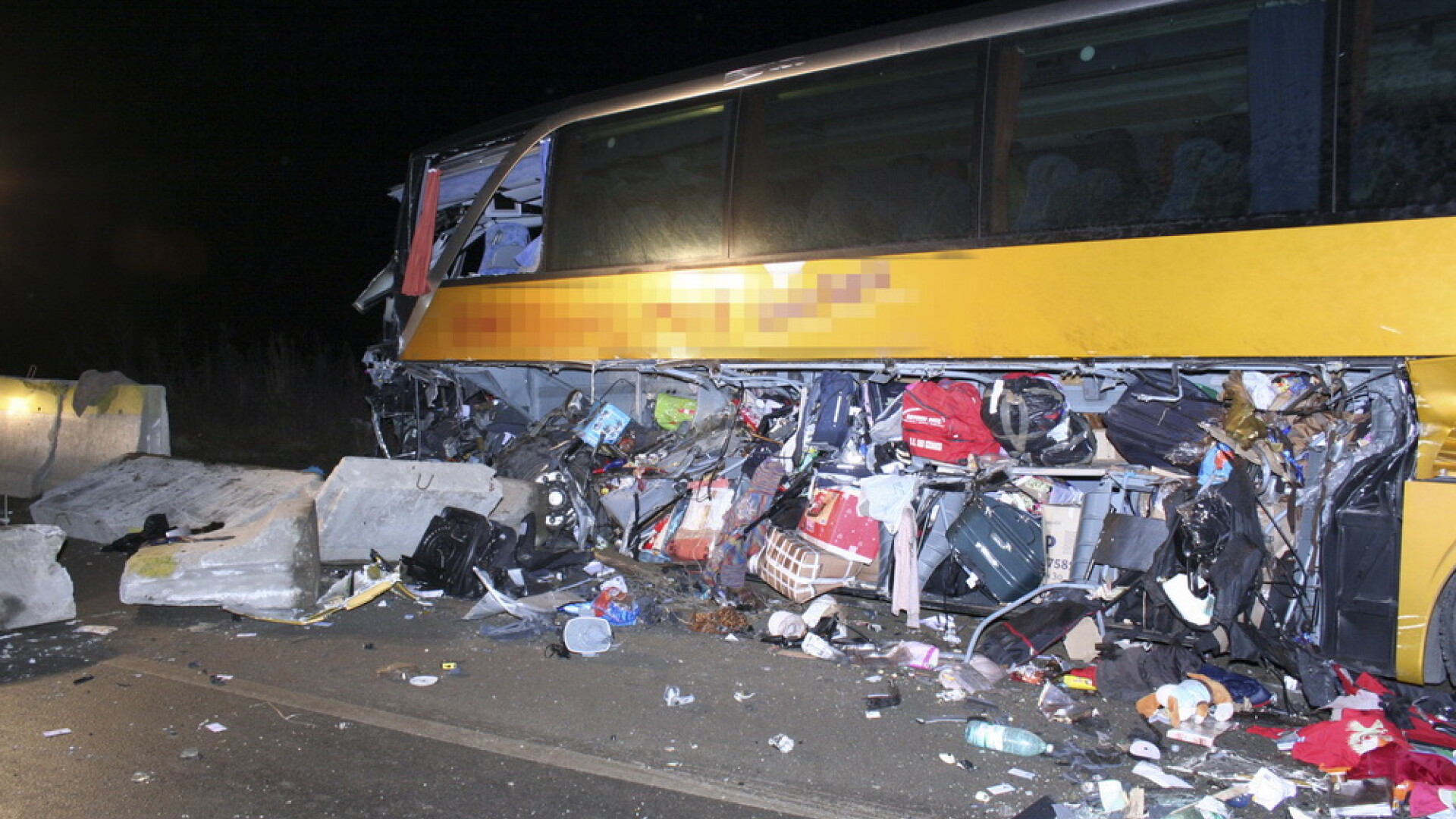 Tragedie în Arad! Un autobuz plin cu turişti polonezi s-a răsturnat