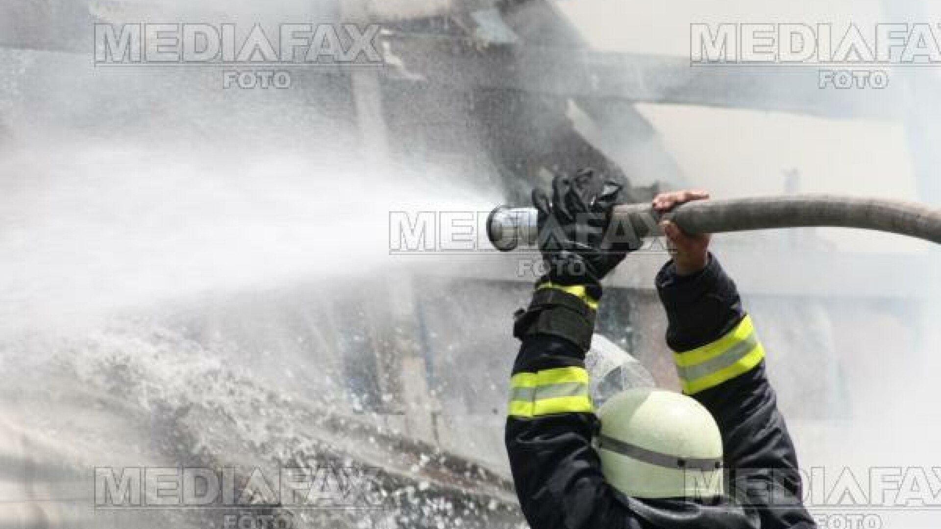 Pompierii au intervenit şi au stins incendiul