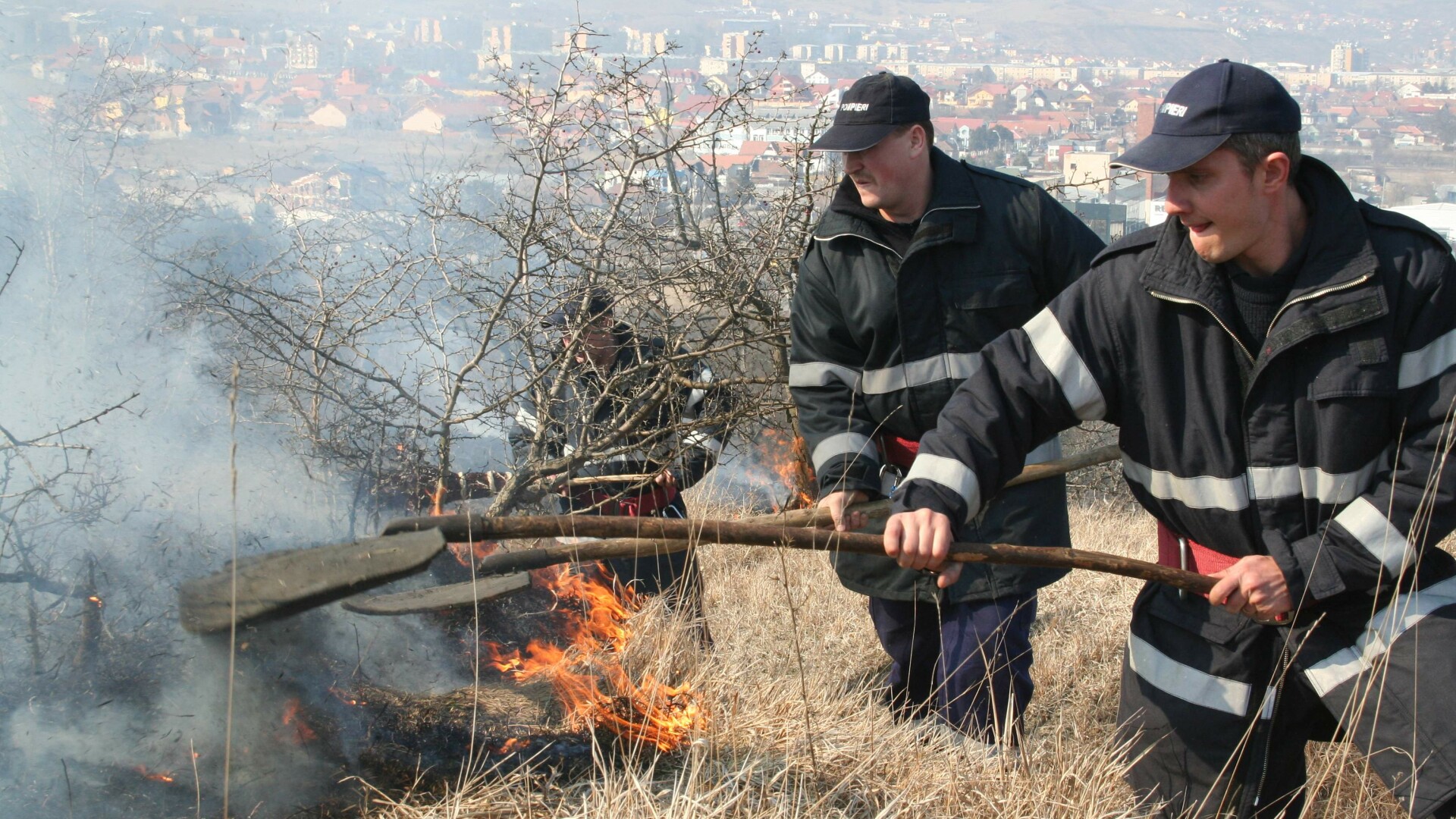 Un incendiu izbucnit din senin era să lase zeci de bucureşteni fără case