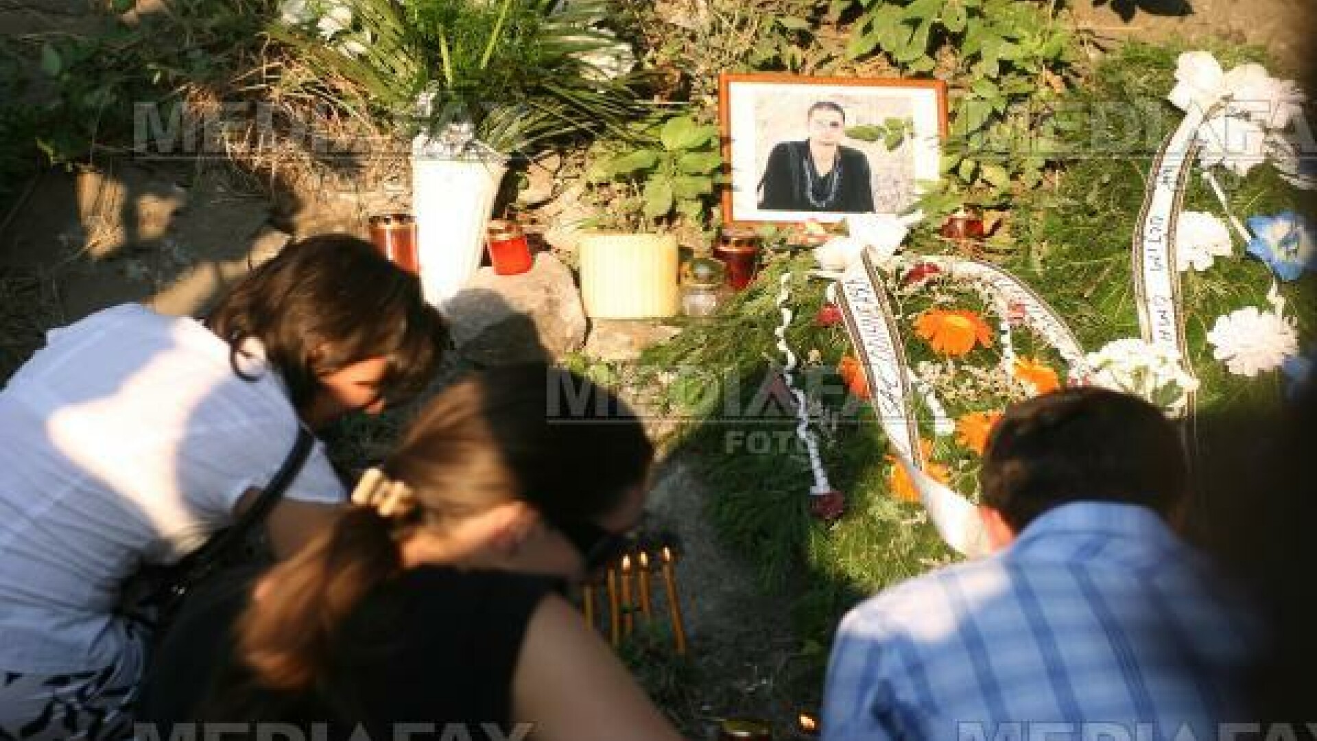 Prietenii tanarului ucis de Adrian Cocoana au depus flori la locul tragediei