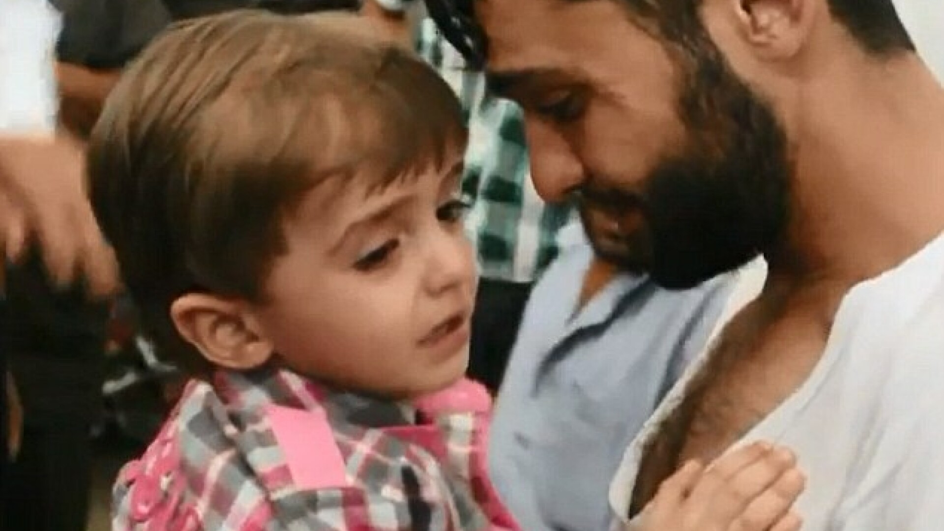 tata isi imbratiseaza copilul, Siria