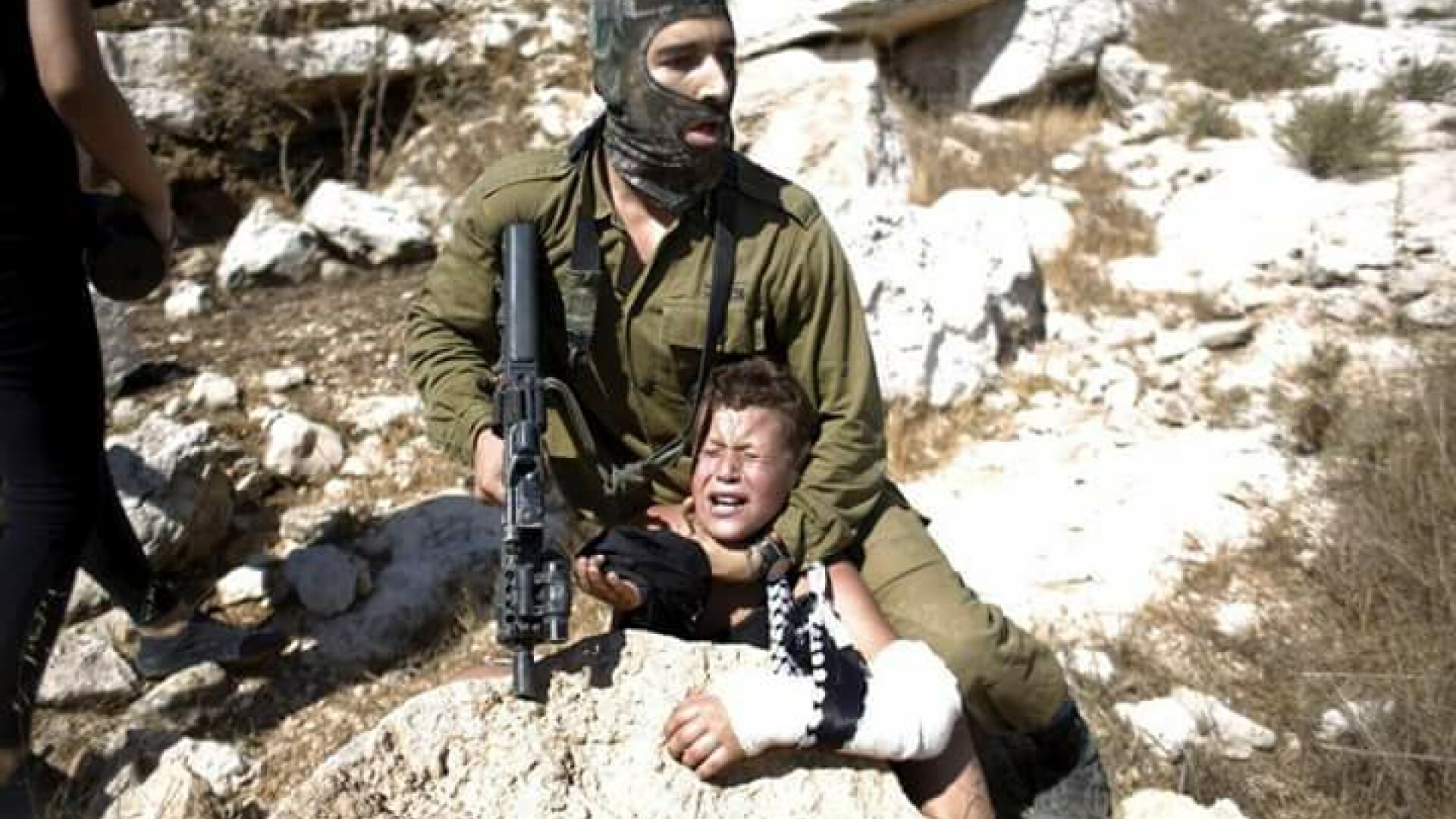 soldat aresteaza copil