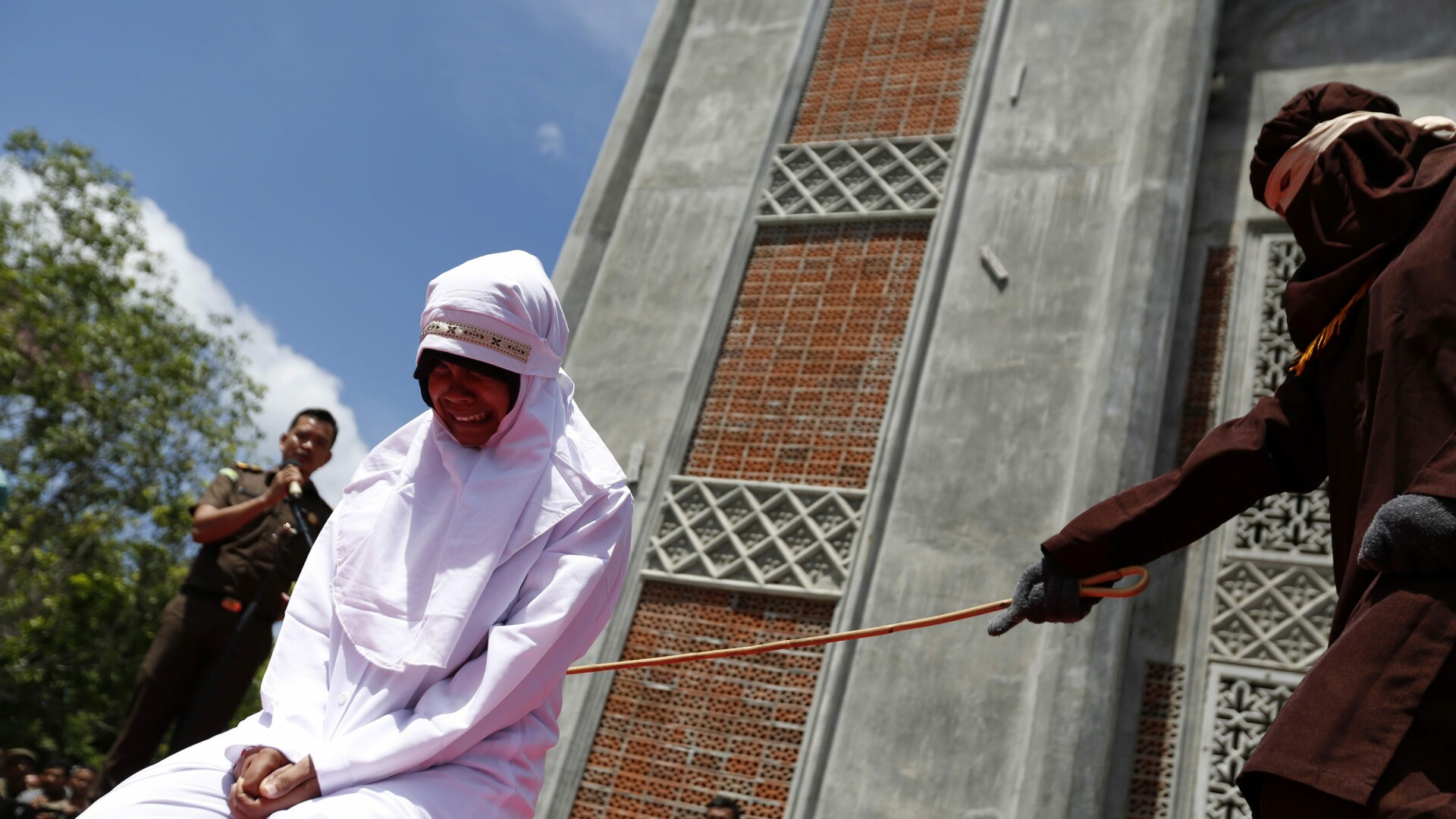 cuplu batut cu biciul in Indonezia - Agerpres