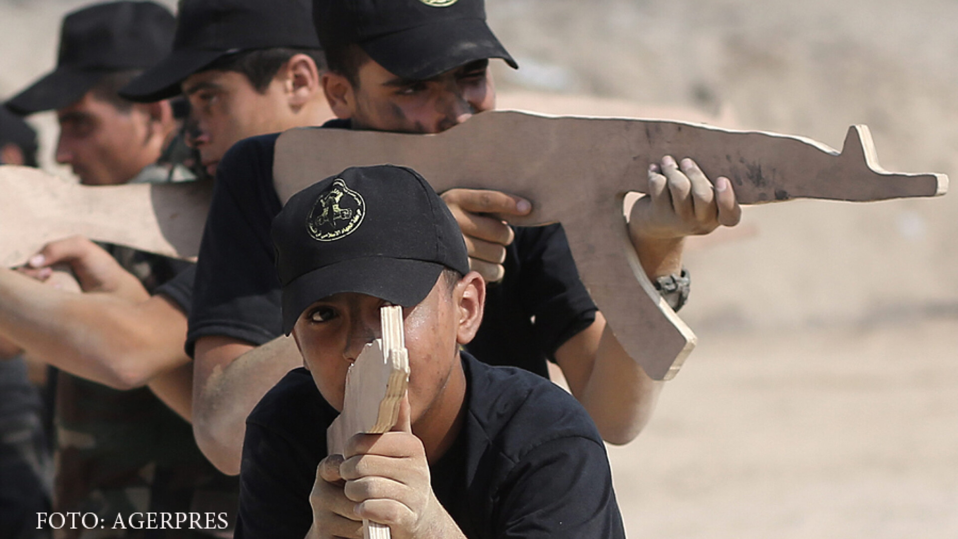 Adolescenti si copii palestinieni se antreneaza intr-o tabara de vara jihadista din Gaza, unde primesc lectii religioase si militare