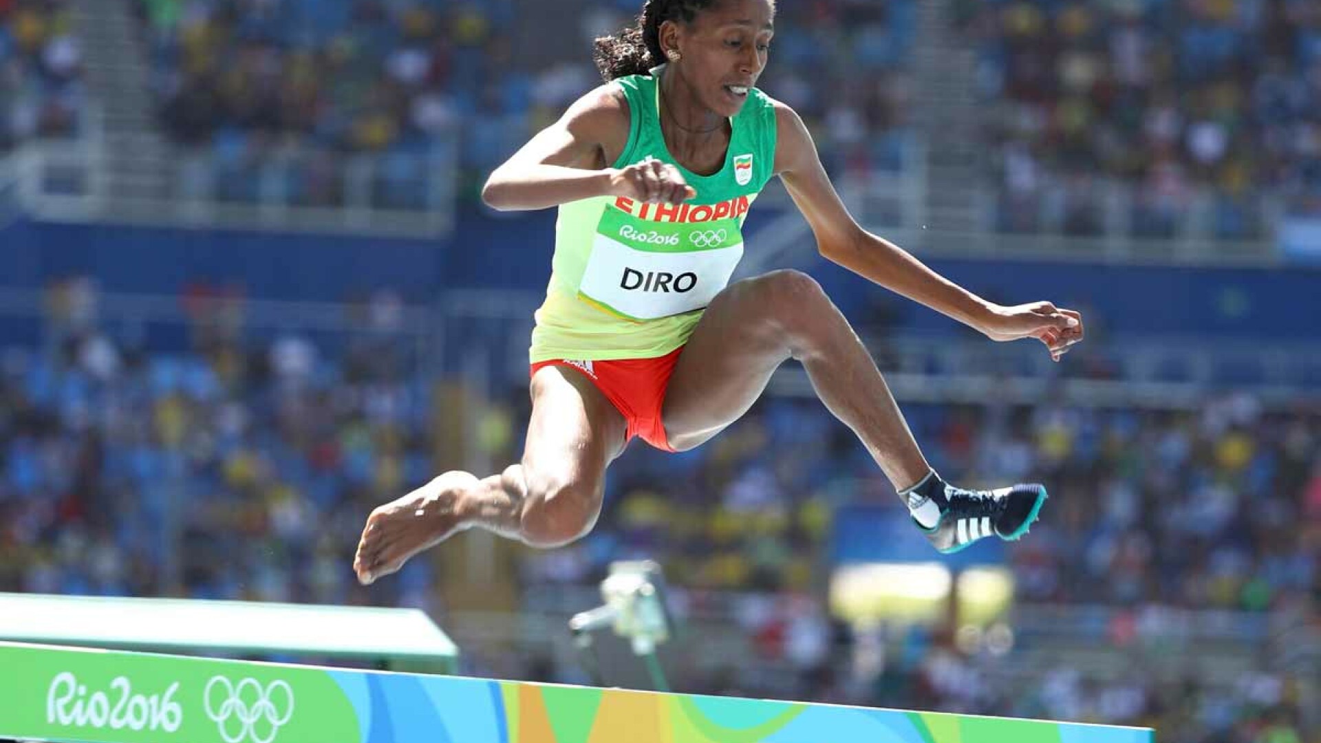 Atleta etiopiana Etenesh Diro s-a clasat pe locul 7 in finala probei de 3.000 m obstacole, dupa ce a alergat ultimii aproape 1.000 de metri fara pantoful drept, fiind descaltata de o adversara in timpul cursei.