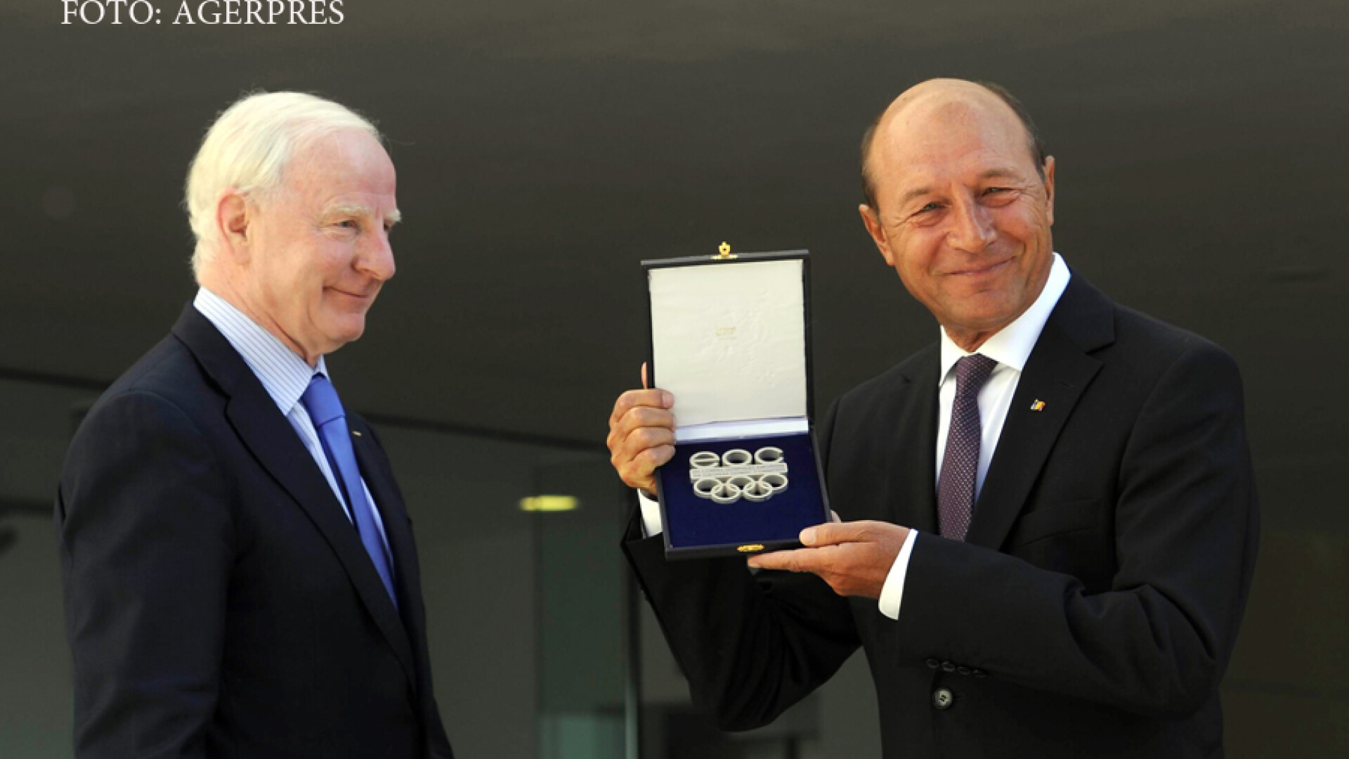 Presedintele Traian Basescu (dr.) primeste distinctia cu numele si efigia Comitetului Olimpic European, din partea presedintelui Asociatiei Comitetelor Olimpice Europene, Patrick Hickey