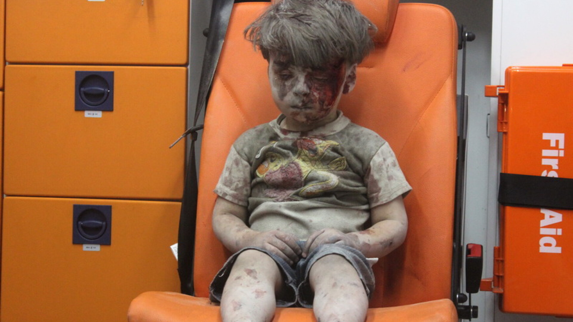 Imaginea care surprinde catastrofa umanitara din Siria. Momentul in care un baietel este scos de sub o cladire bombardata