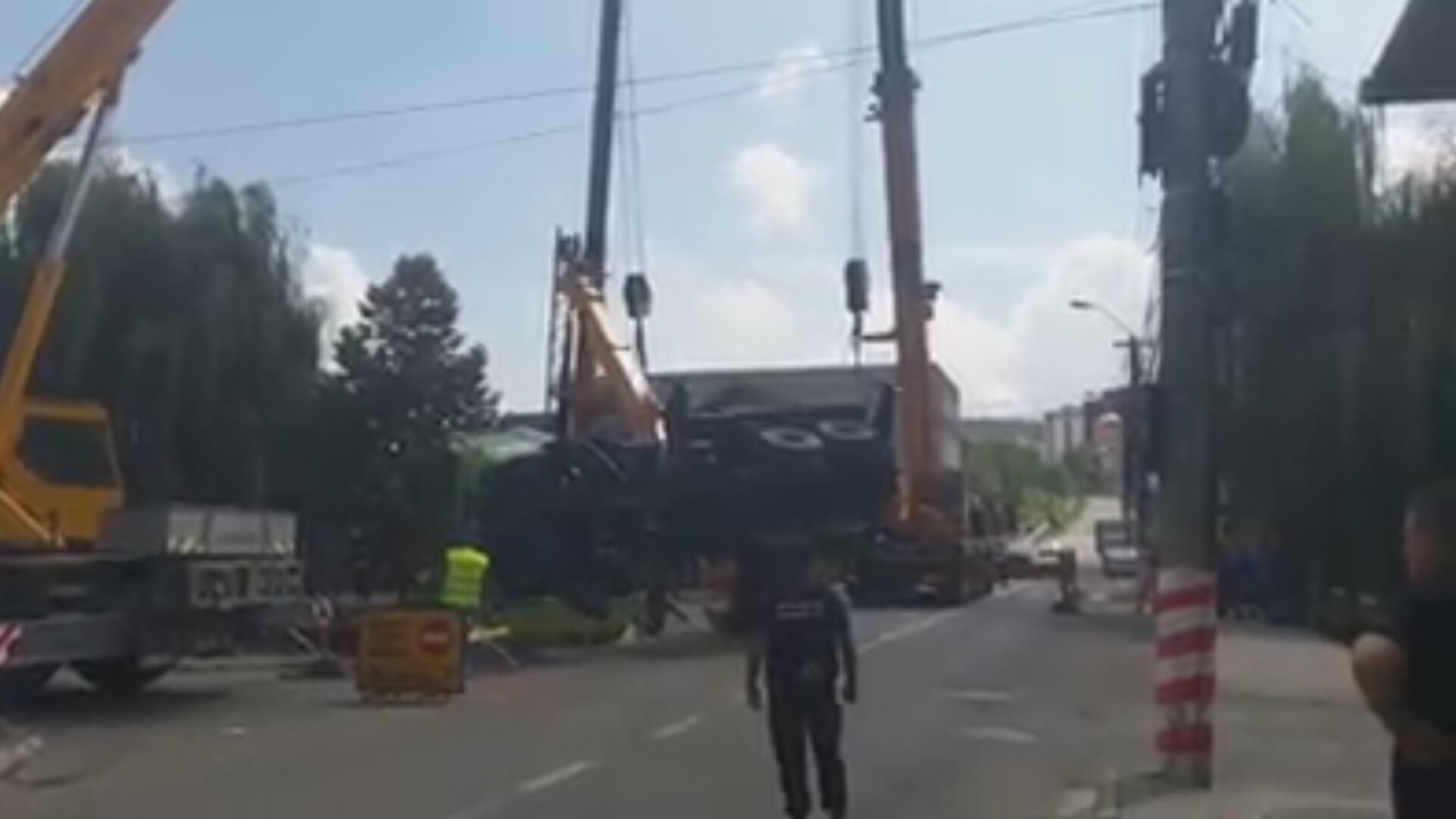 Accident spectaculos la Targu Mures. Un autocamion de 20 de tone a ajuns in parau dupa ce podul pe care era parcat a cedat