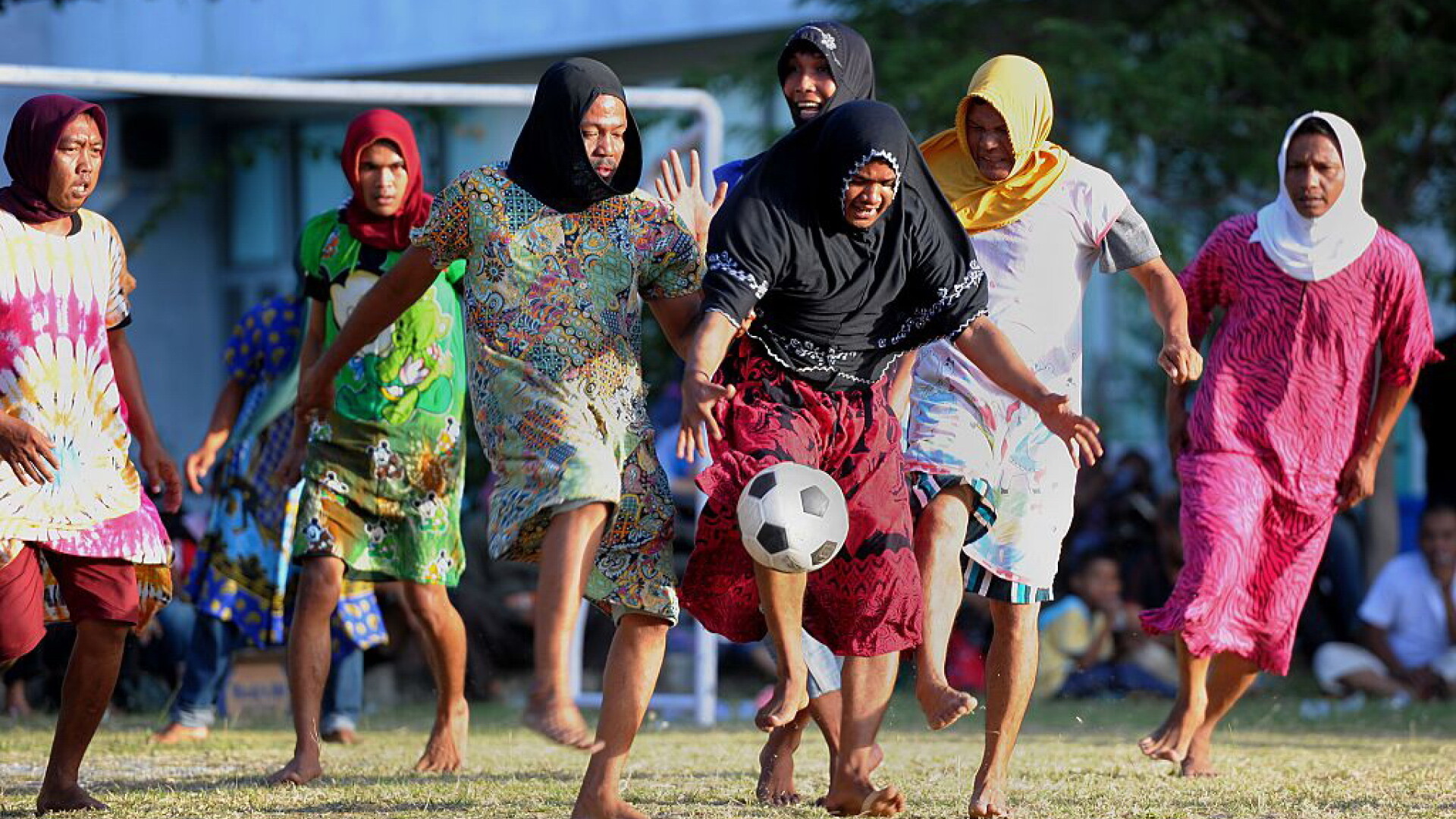 Cativa barbati imbracati in femei, sarbatoresc Ziua Independentei Indoneziei, prin organizarea unor jocuri