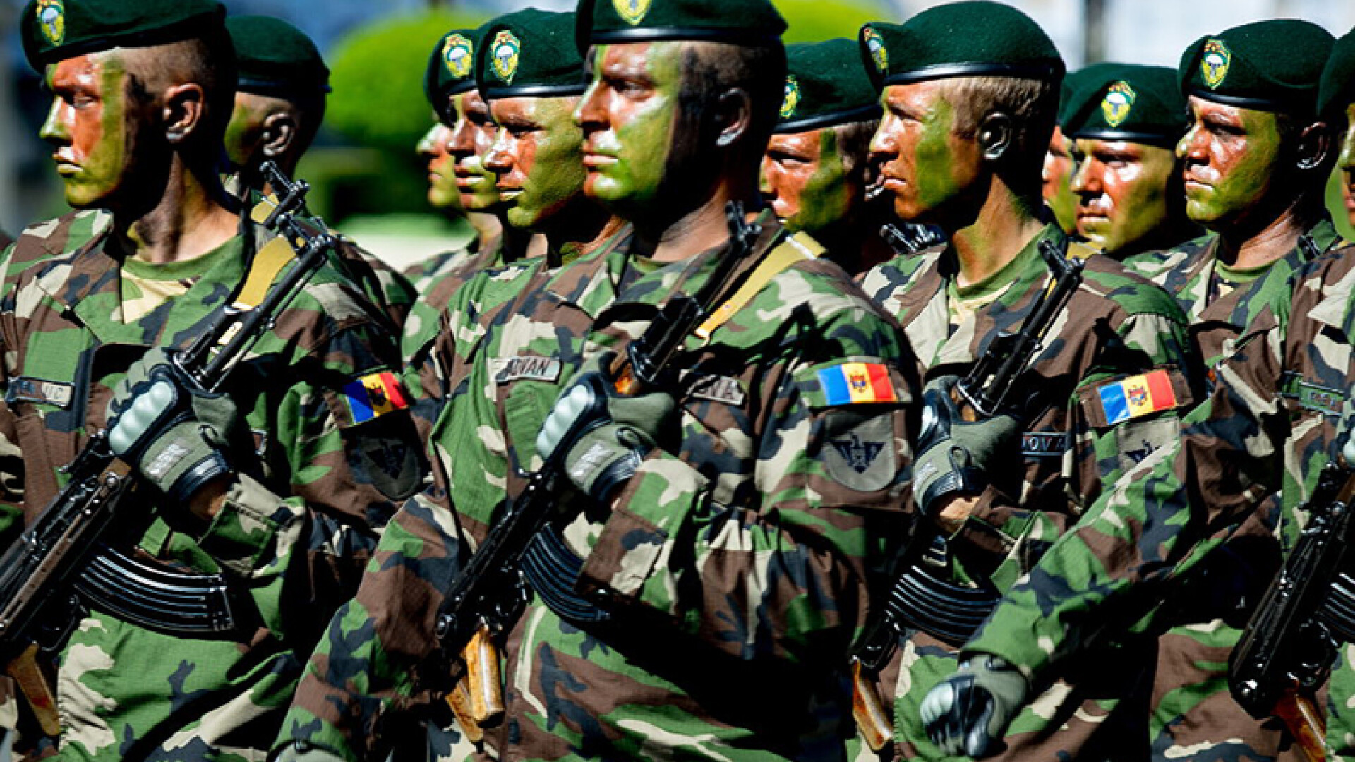 militari moldoveni la parada de Ziua Naţională