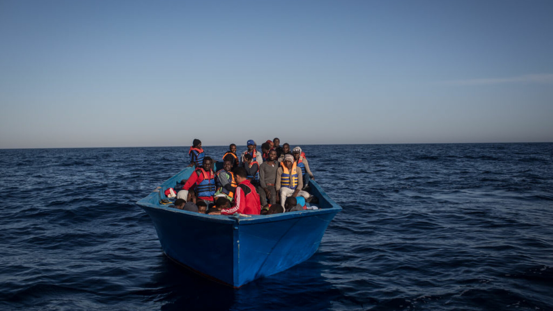 migranti pe o barca in mediterana