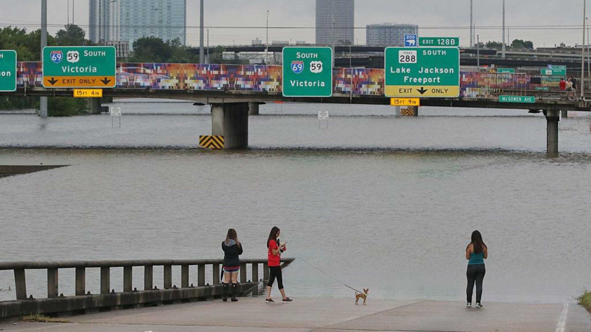 Autostrăzi inundate în Texas