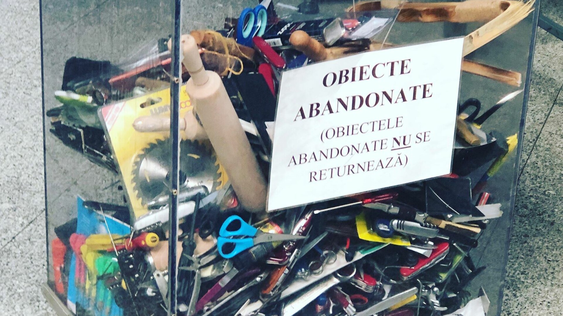 obiecte abandonate pe aeroportul din Cluj