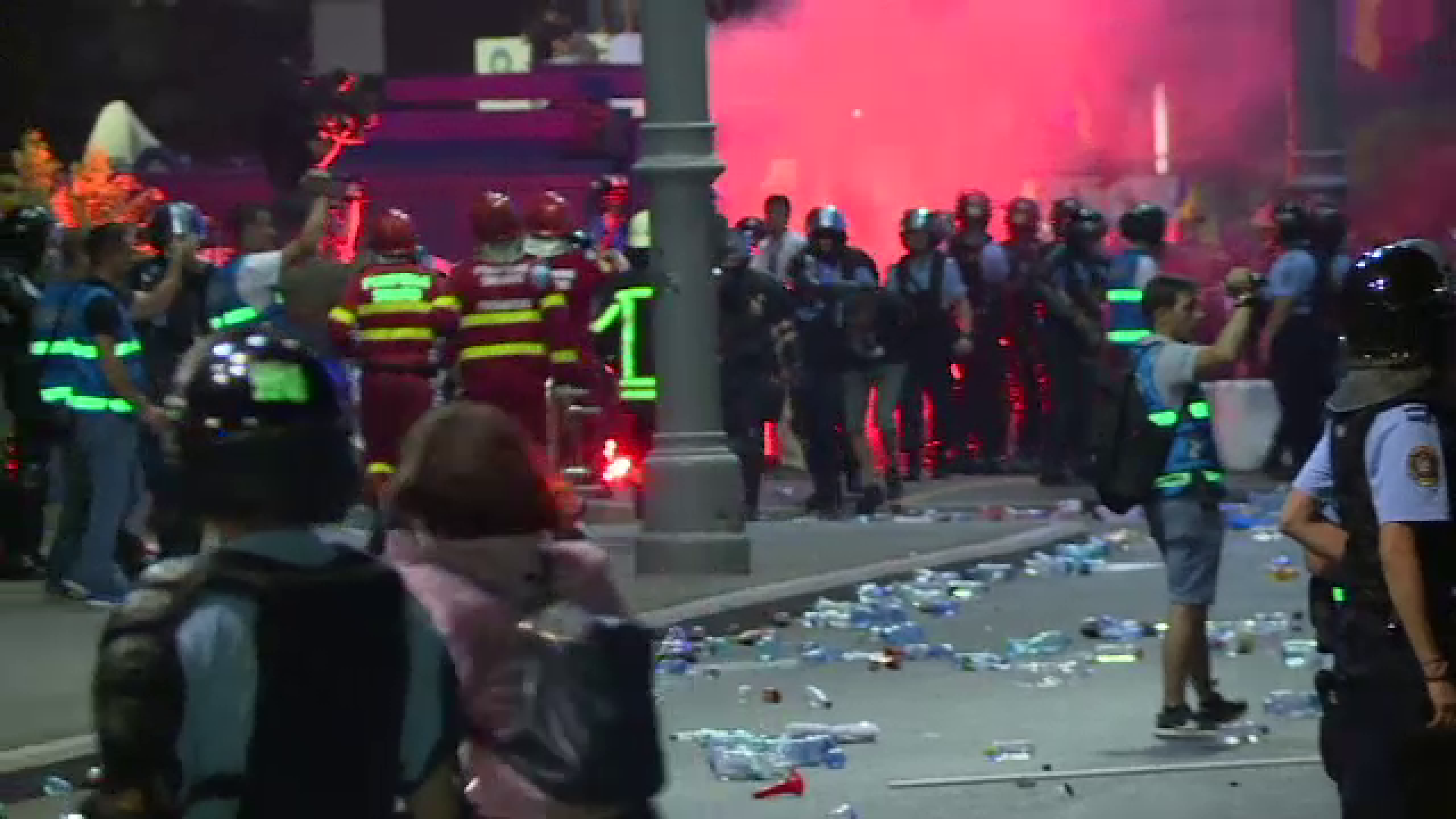 Piata Victoriei, proteste diaspora, gunoi, protestatari, curatenie,