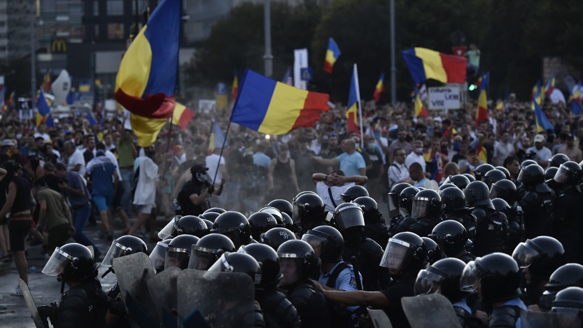 Incidente intre jandarmi si participanti la protestul din Piata Victoriei din Capitala
