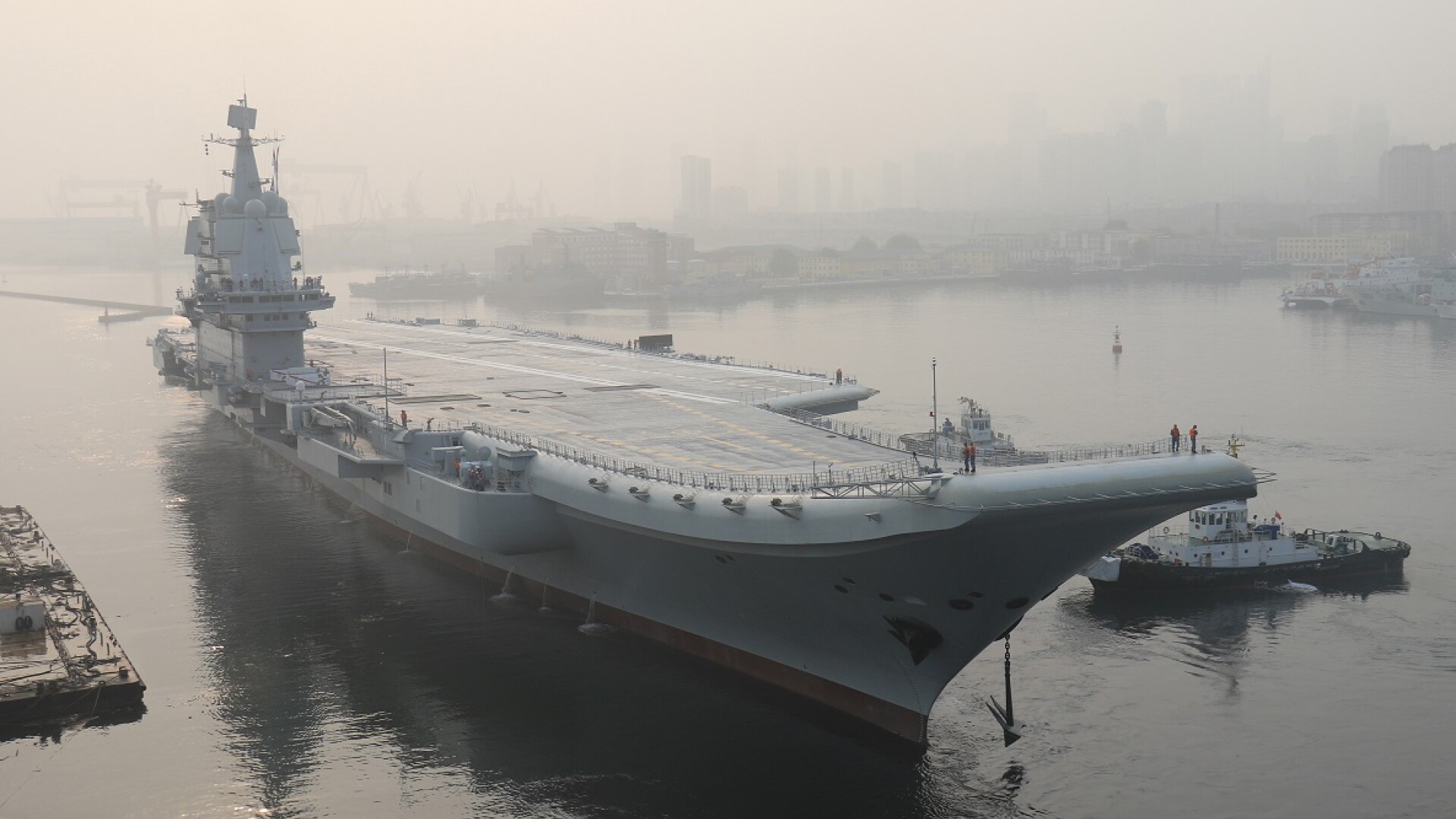portavion chinez in portul Dalian