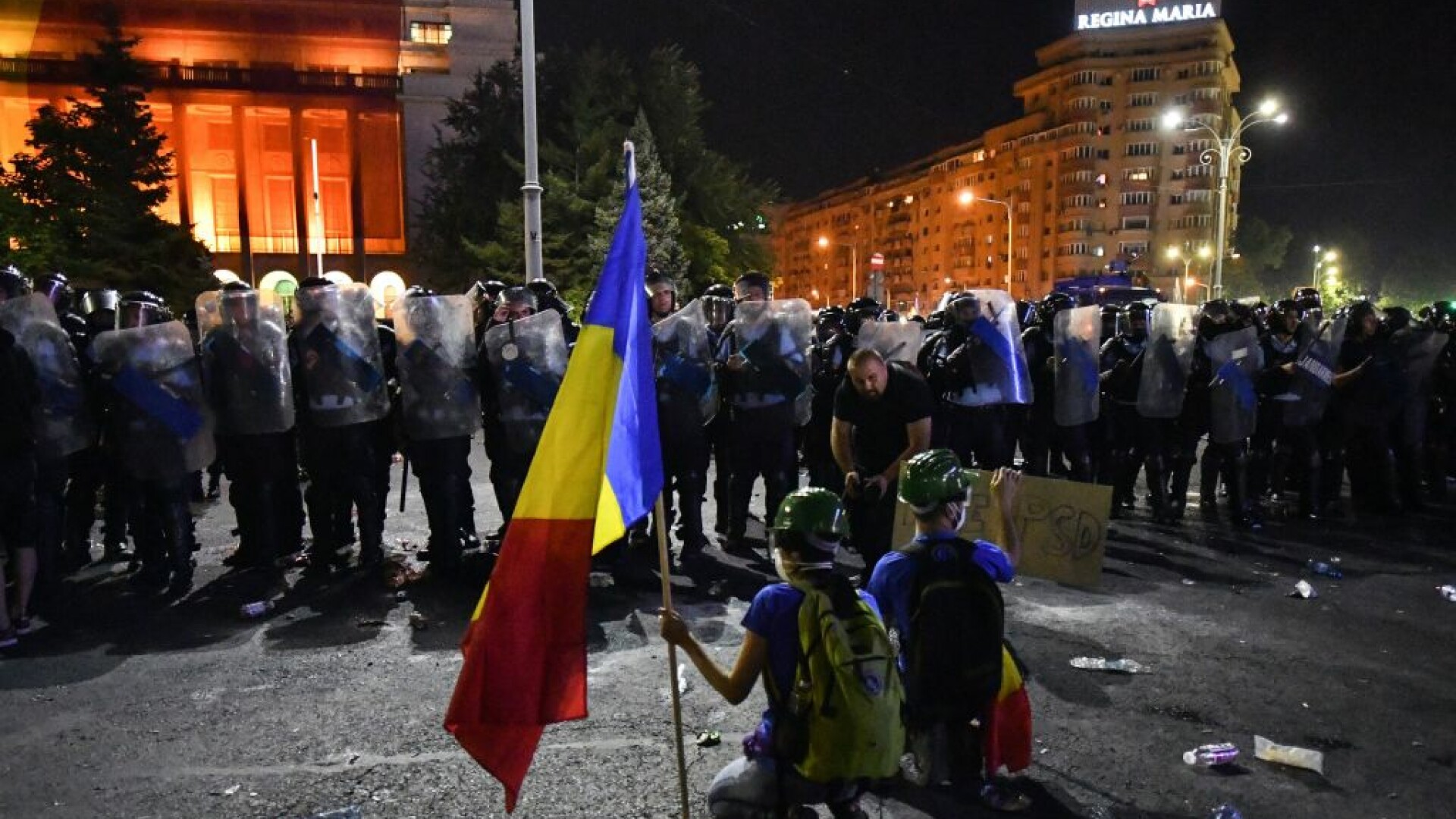 proteste piata victoriei - jandarmi