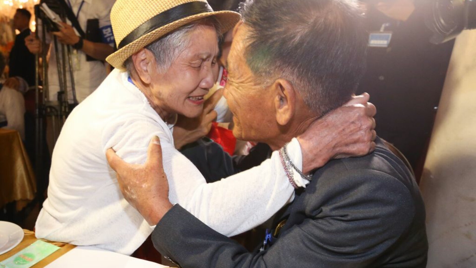 O mamă și-a revăzut fiul după 68 de ani. Unul a trăit în Coreea de Nord, celălalt în Sud