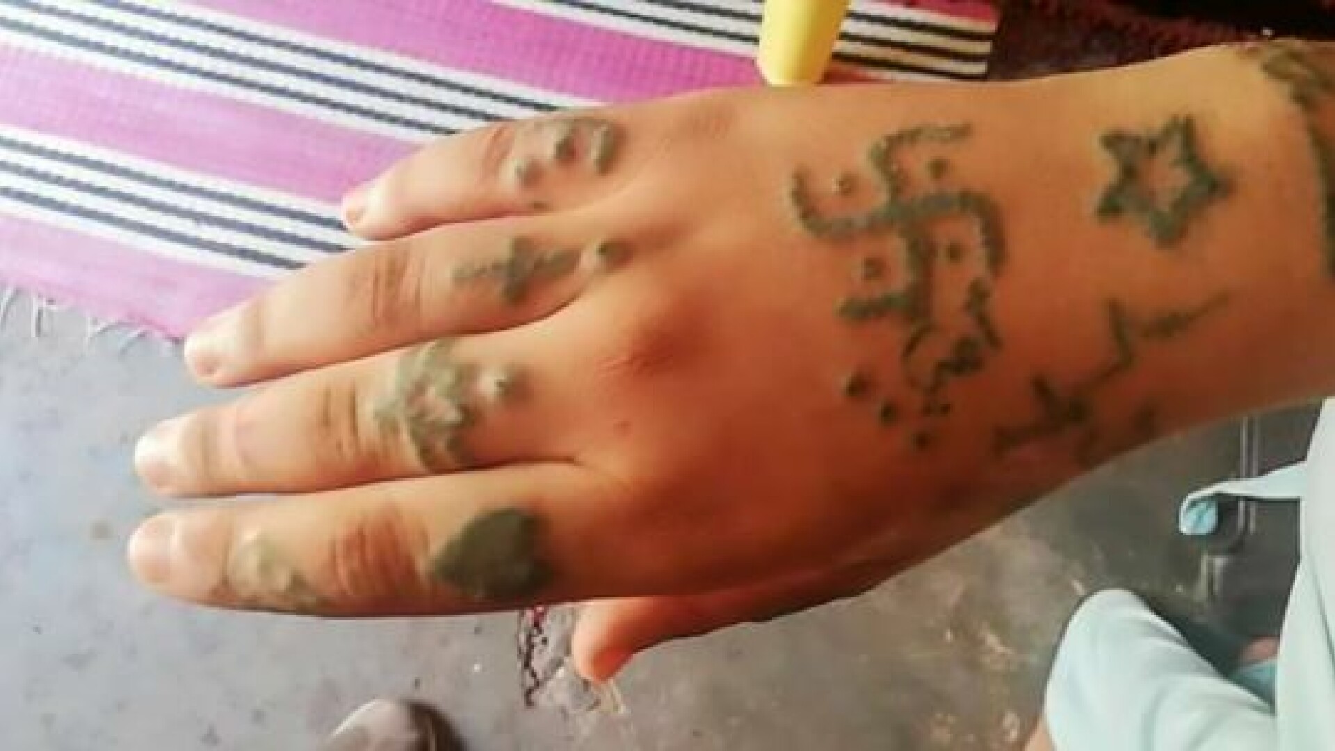 Tânără răpită şi violată timp de o lună de 13 bărbaţi. I-au tatuat svastici şi insulte