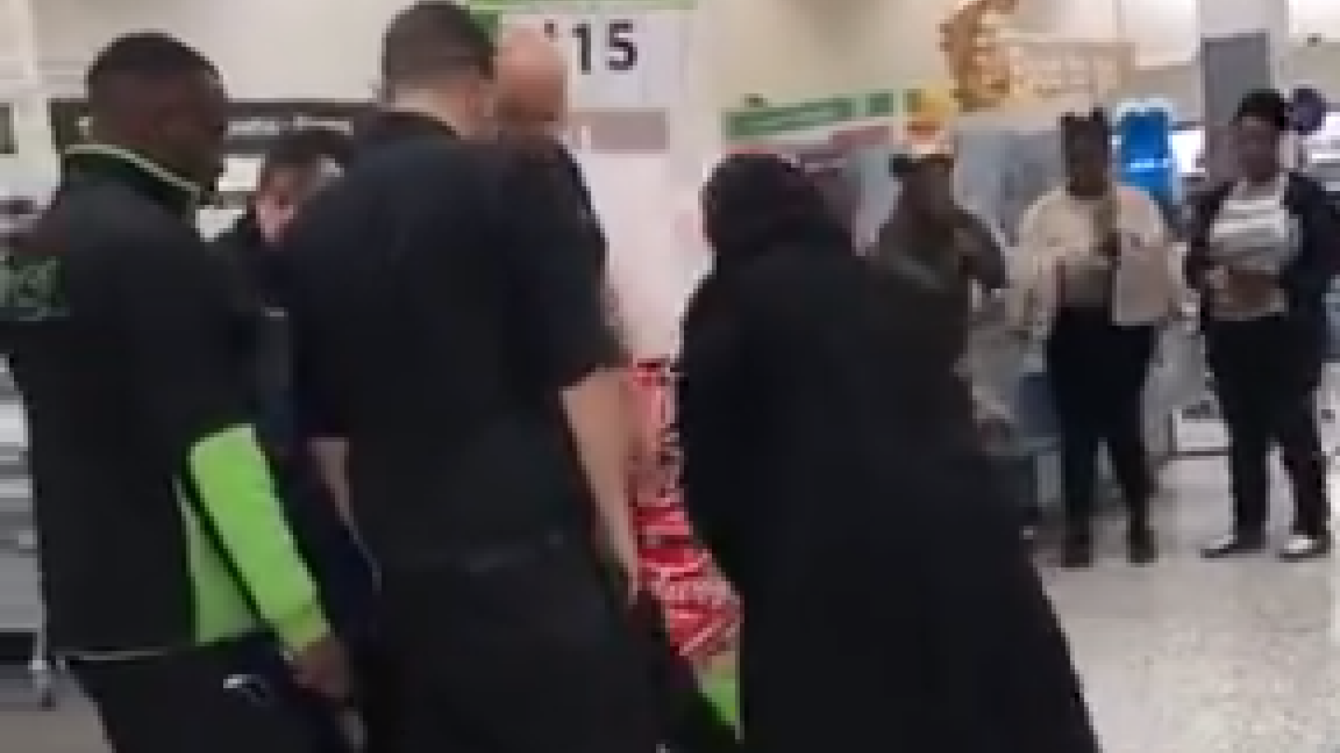 Momentul în care două femei scot din veșmintele musulmane produsele furate