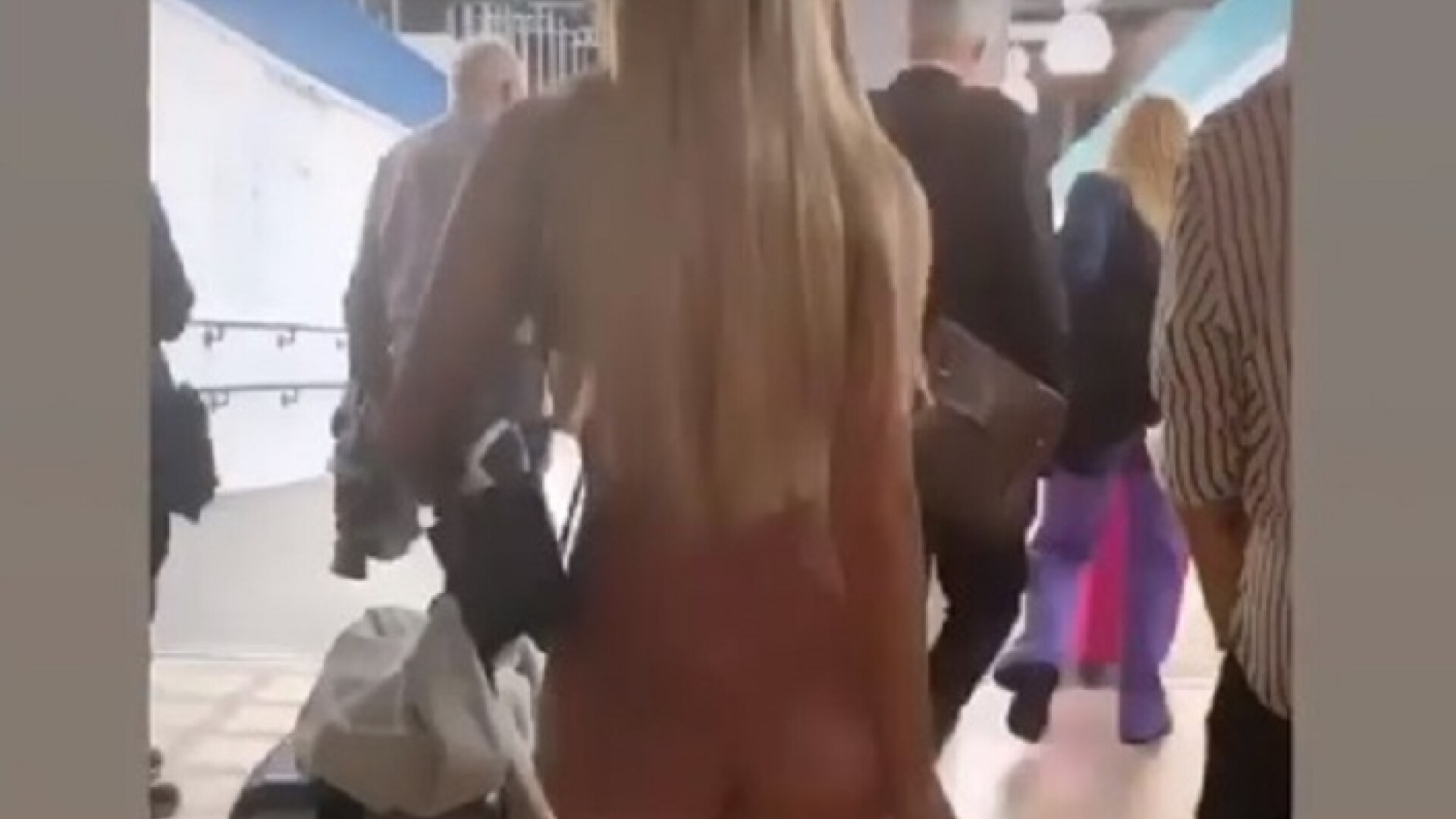 O vedetă și-a șocat fanii cu ținuta purtată în gară - 9