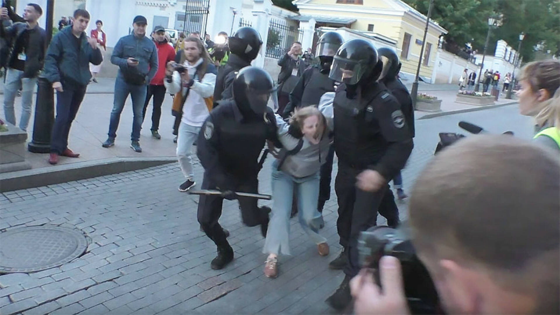 Anchetă în Rusia, după o înregistrare video cu o femeie lovită de un poliţist