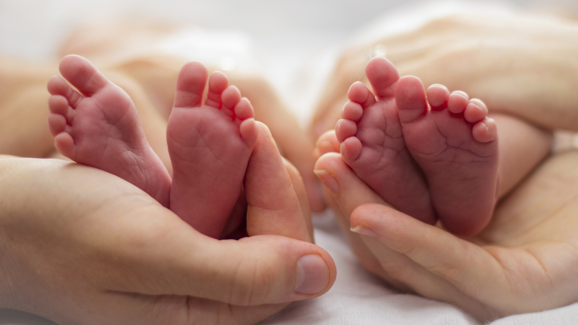 O femeie care credea că e infertilă a născut trei seturi de gemeni
