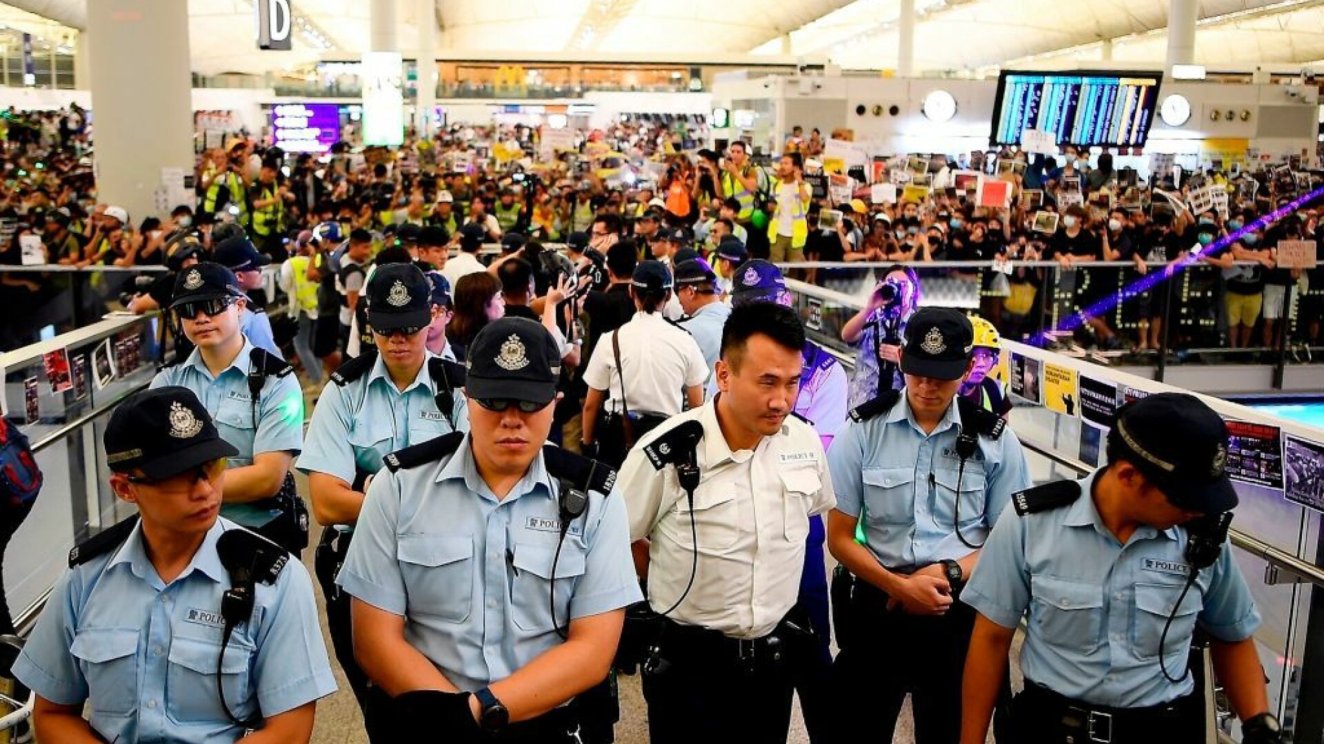 Noi ciocniri violente între protestatari și forțele de ordine, pe aeroportul din Hong Kong