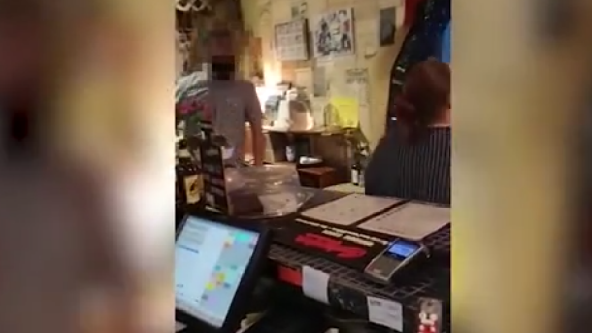 Un bărbat masiv a bătut clienții unui restaurant vegan și le-a golit farfuriile
