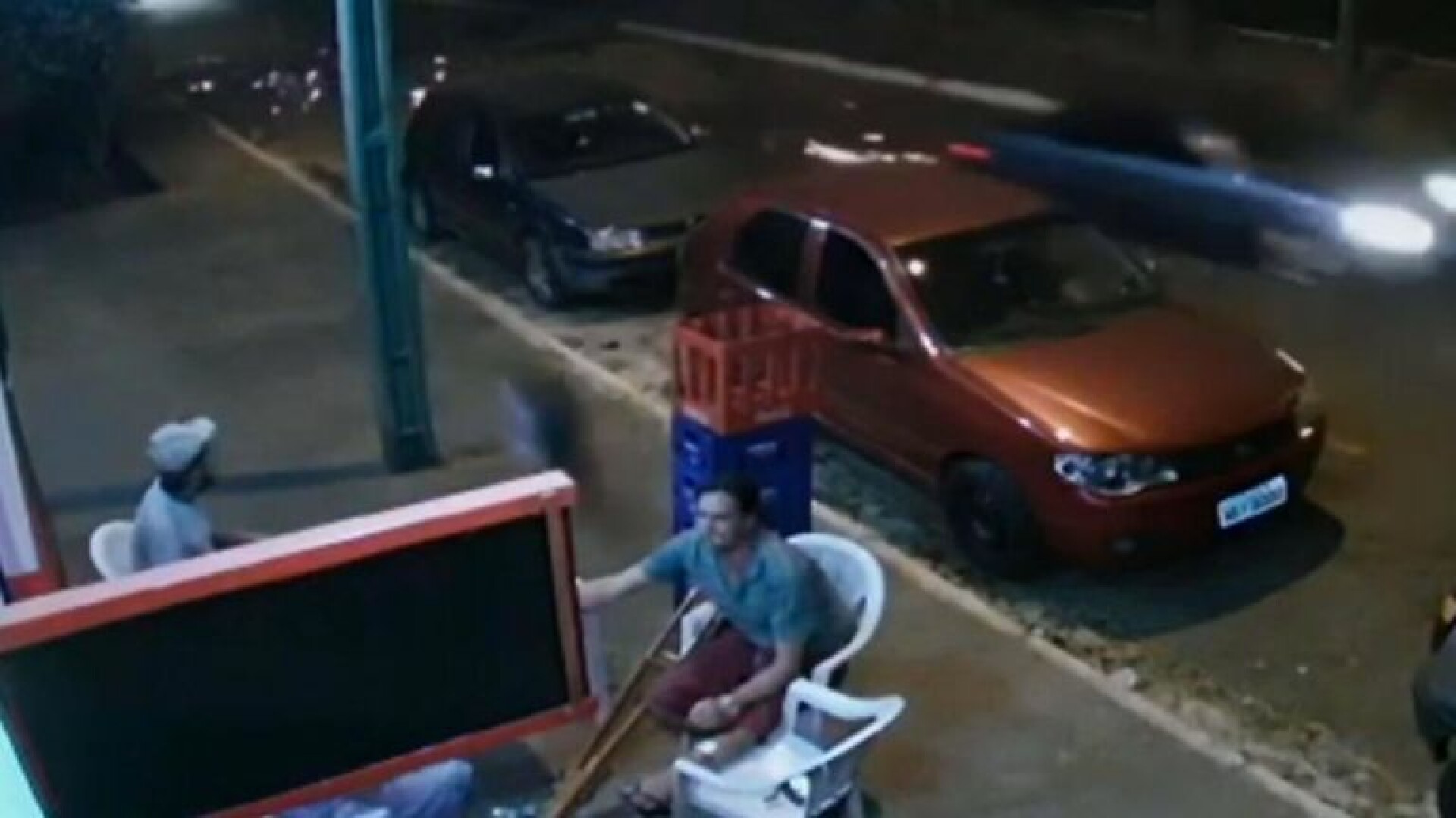 Momentul în care un bărbat este lovit de anvelopa desprinsă de la o mașină