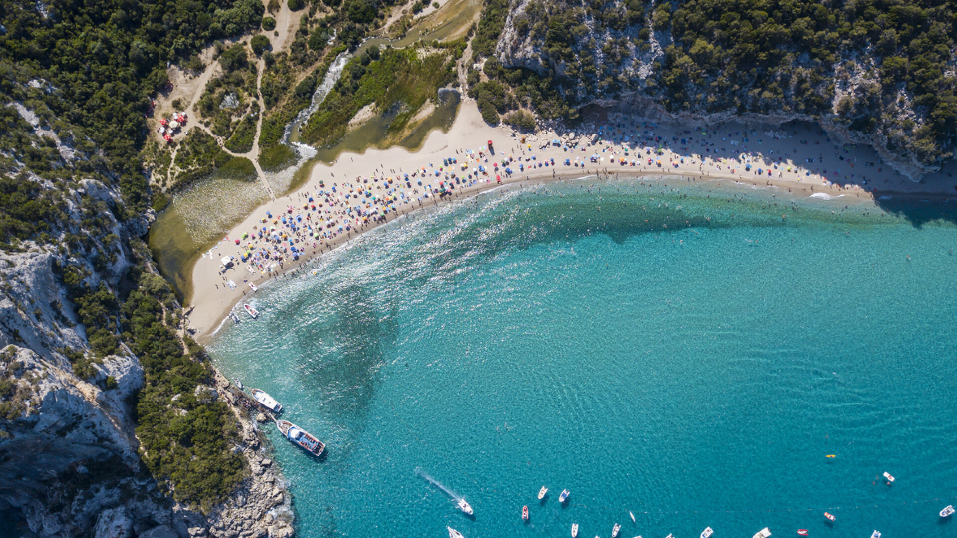 Ce riscă un cuplu care a furat nisip de pe o populară plajă din Italia - 3