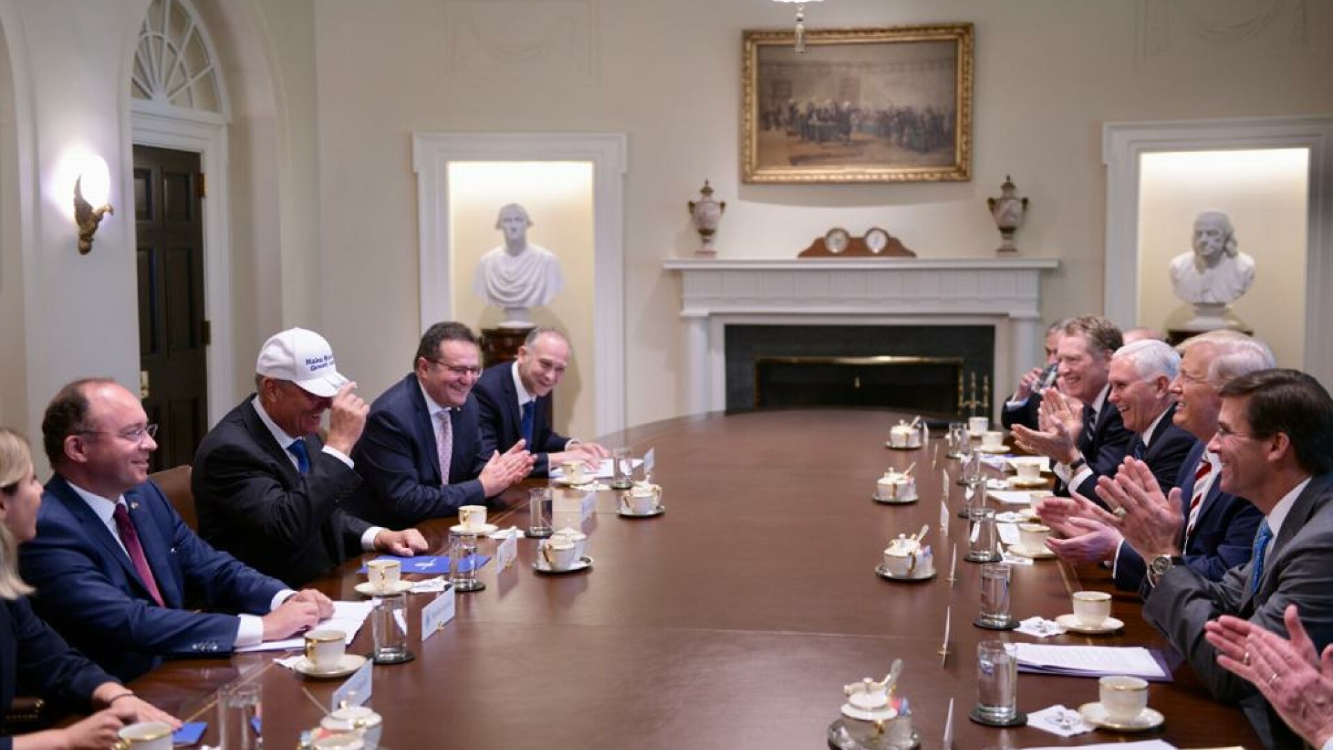Trump i-a făcut cadou o şapcă lui Iohannis