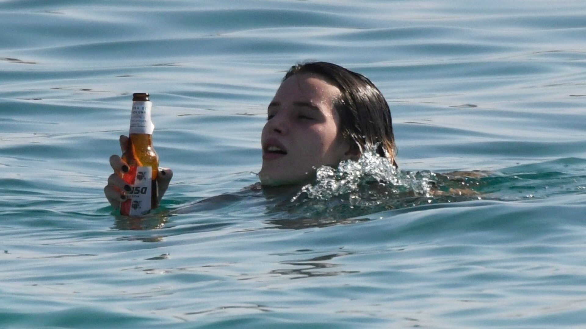 Bella Thorne, surprinsă purtând un bikini minuscul în vacanța în Italia - 3