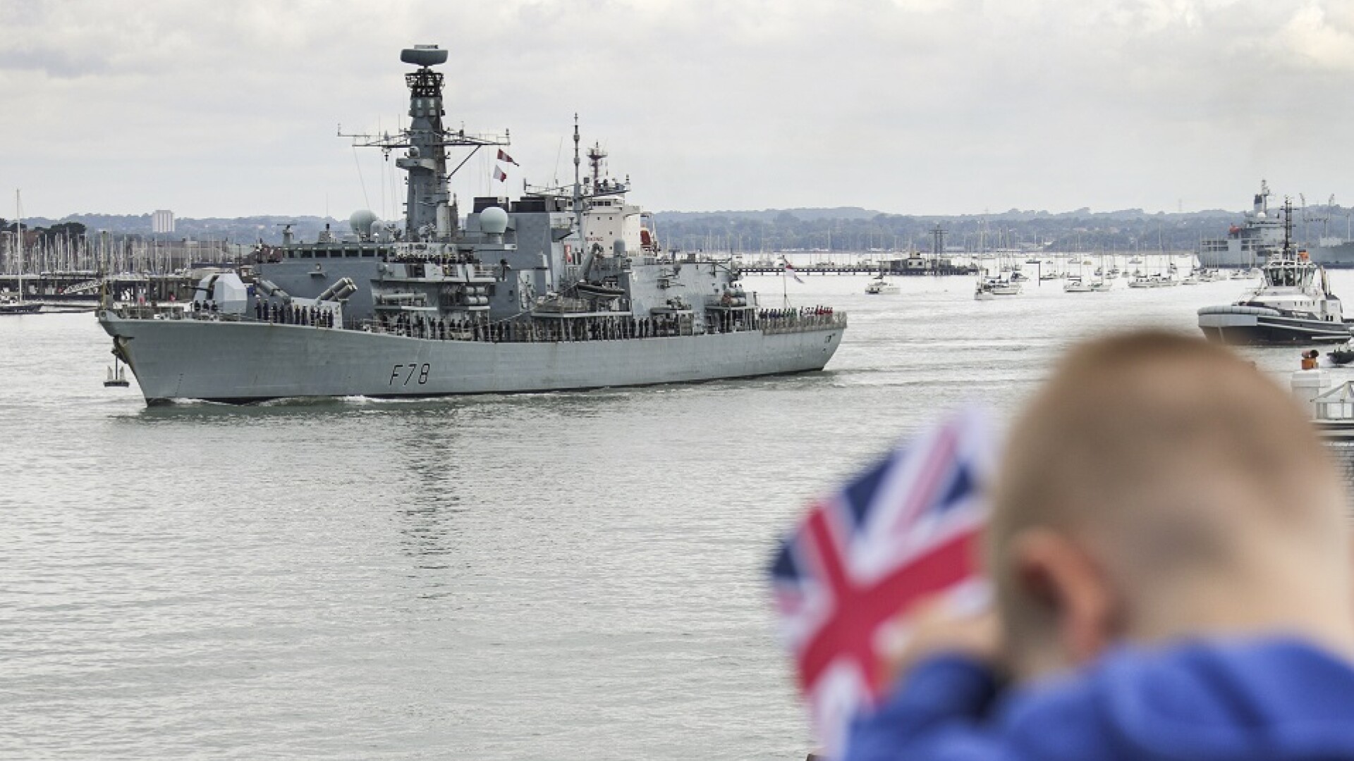 nava HMS Duncan pleaca din port