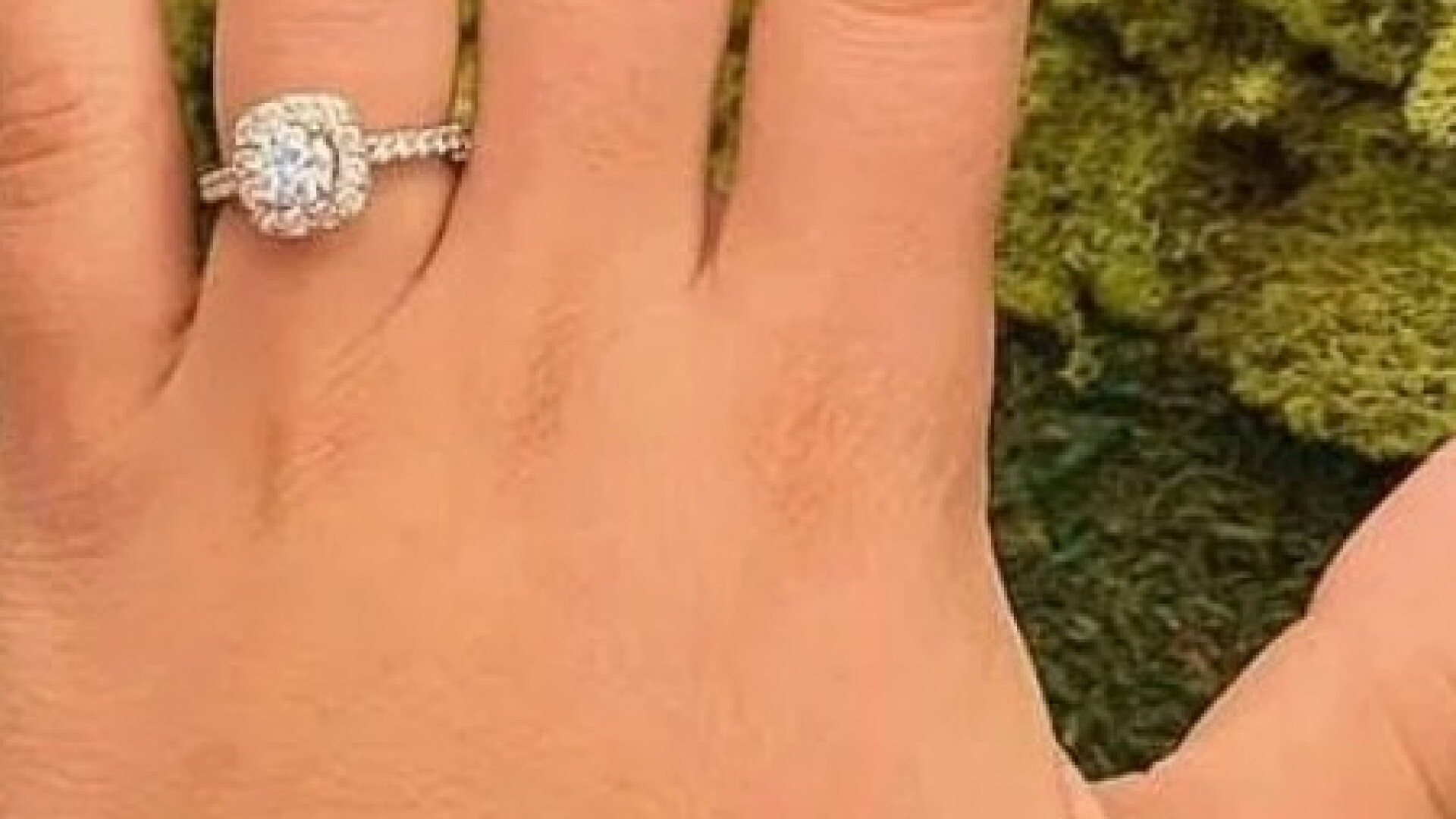 A vrut să se laude cu inelul de logodnă, dar un detaliu apărut în poză a stârnit controverse - 1