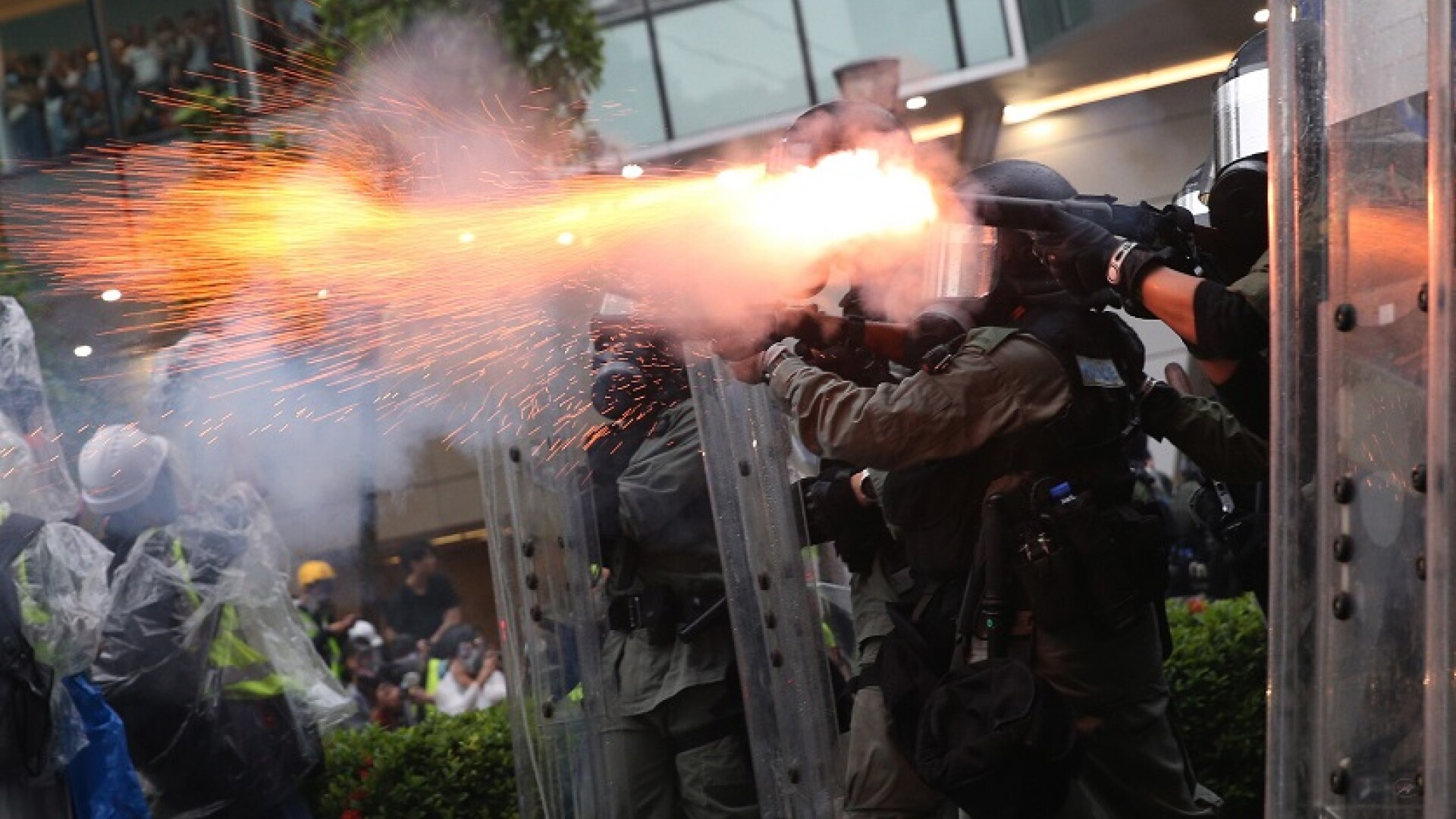 Lupte de stradă între poliţie şi zeci de mii de protestatari, în Hong Kong.