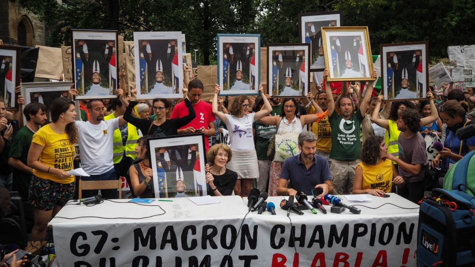 Emmanuel Macron, criticat de protestatarii francezi, cu prilejul Summitului G7