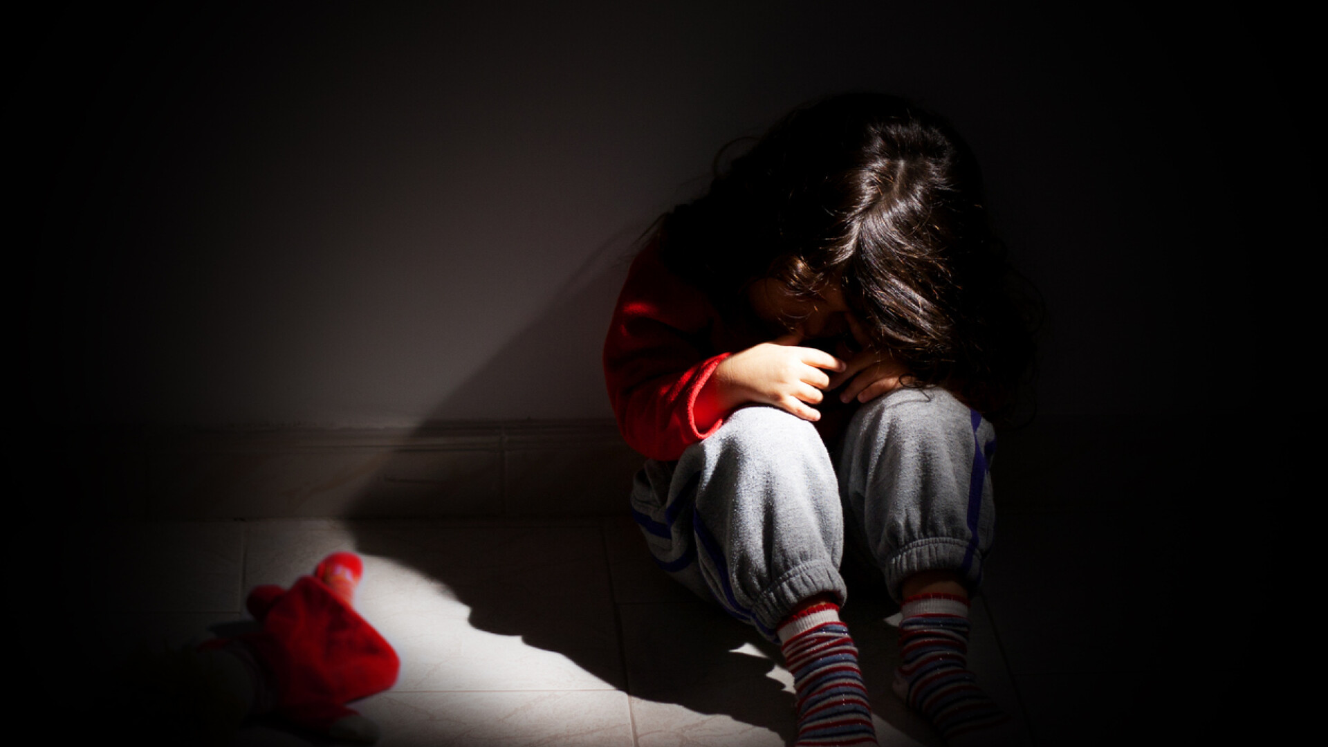 Fetiță răpită dintr-o toaletă și abuzată de 6 bărbați