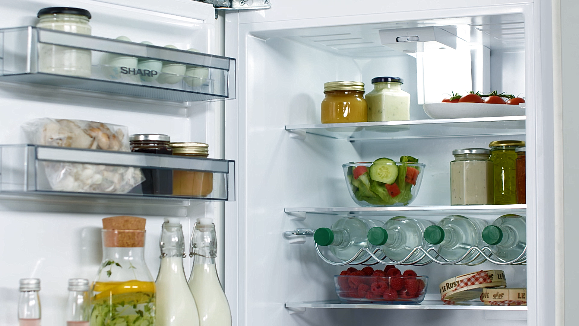 (P) Ghid SHARP: Cum aleg frigiderul potrivit pentru locuință?