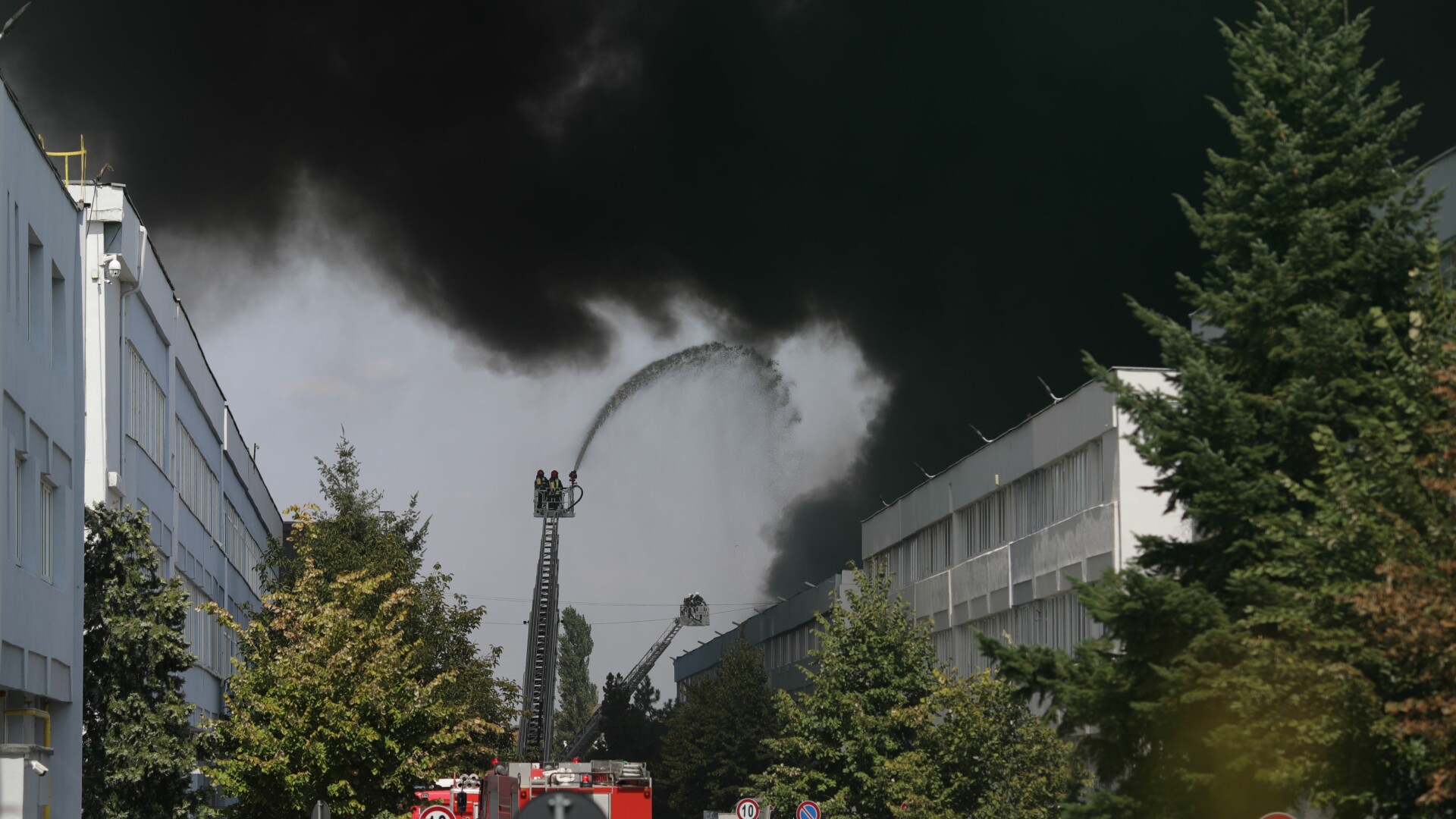 Incendiu puternic la o hală din nordul Capitalei