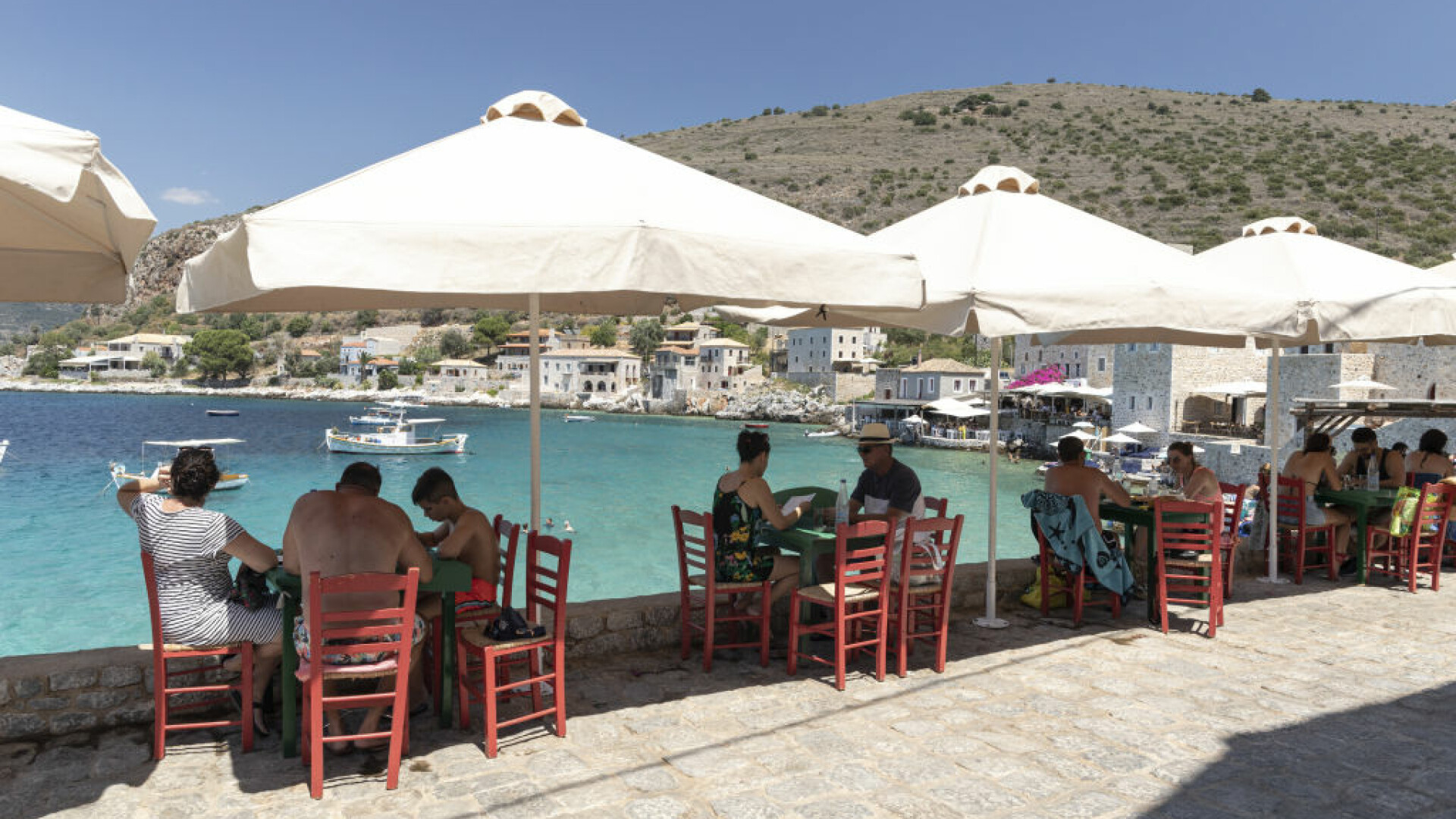 Grecia va începe să taxeze turiştii cu 20 de euro pentru serviciile medicale