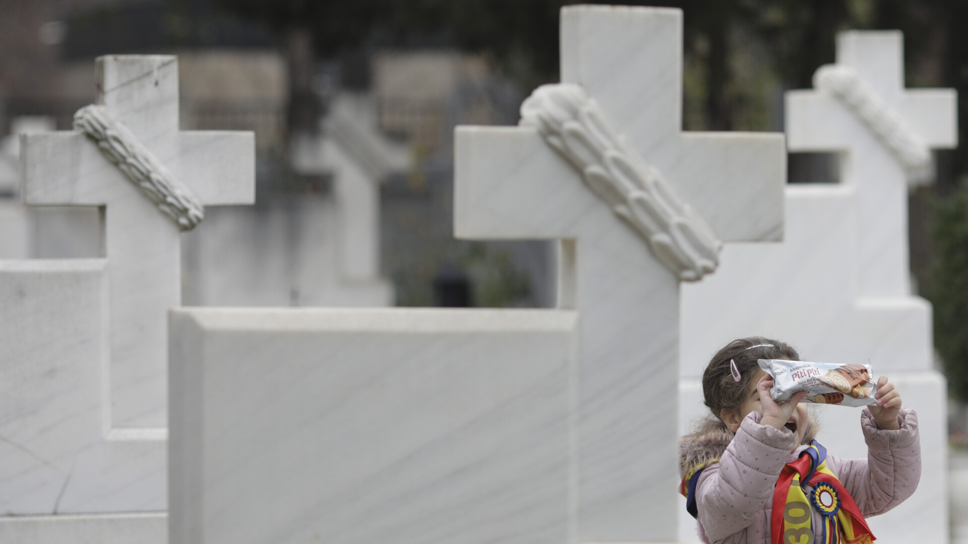 Caz șocant într-un cimitir din Botoșani. Copil strivit de un monument funerar