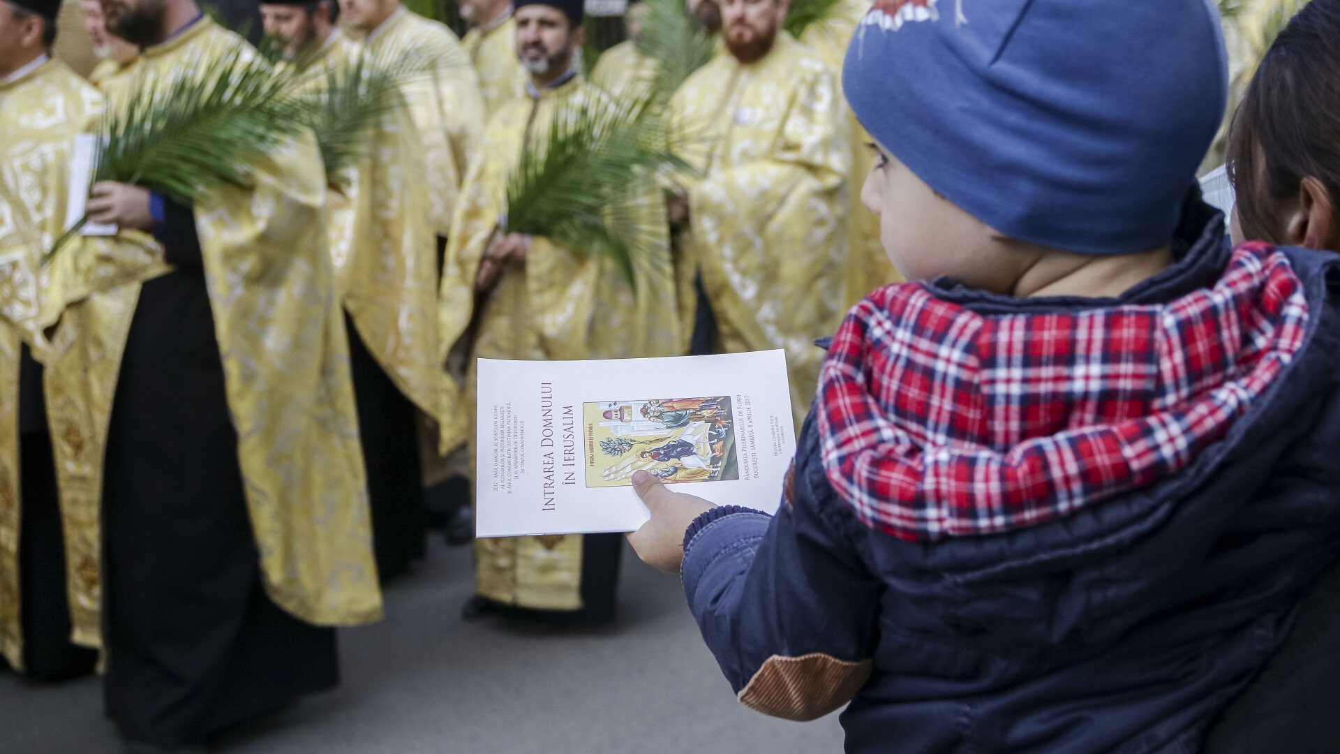 Preoții și copiii din Botoșani, puși de autorități să le explice oamenilor cum e cu pesta porcină. ”Sunt influenceri”