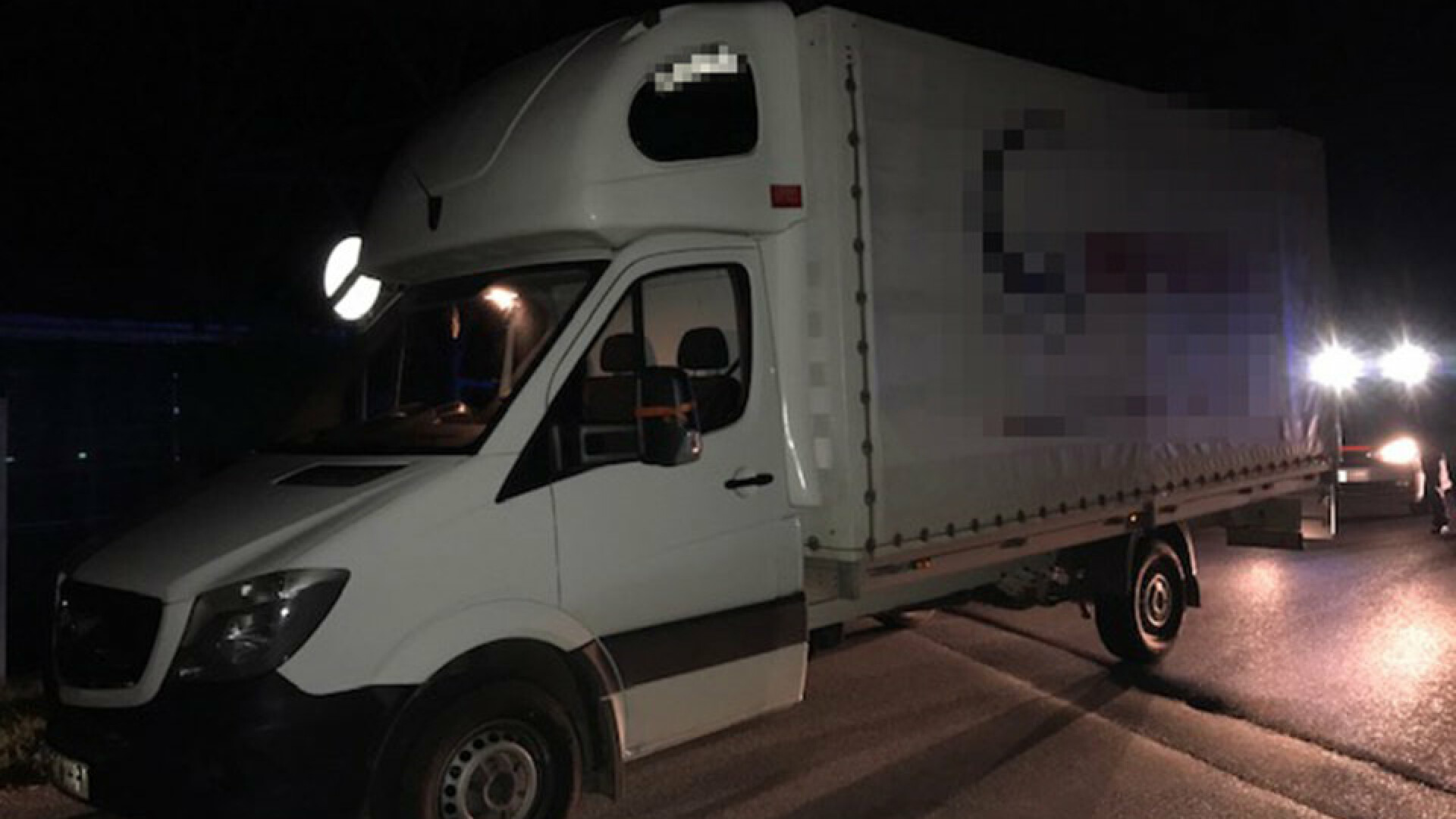 Român arestat în Austria după ce a fost prins cu un camion plin de migranți. Câți bani a încasat