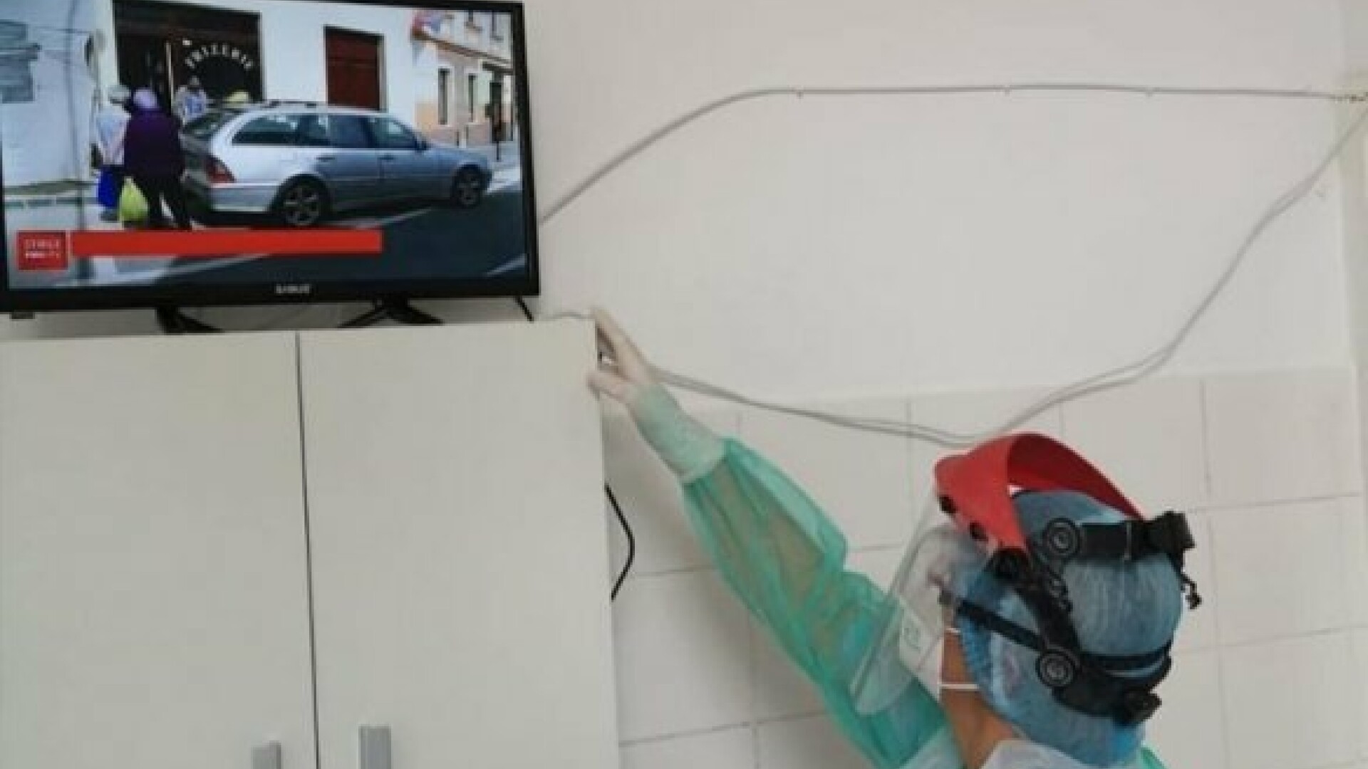 Medicii și asistentele din Iași aduc televizoare de acasă pentru bolnavii Covid și le cumpără smart-phone-uri pentru a-și vedea familiile