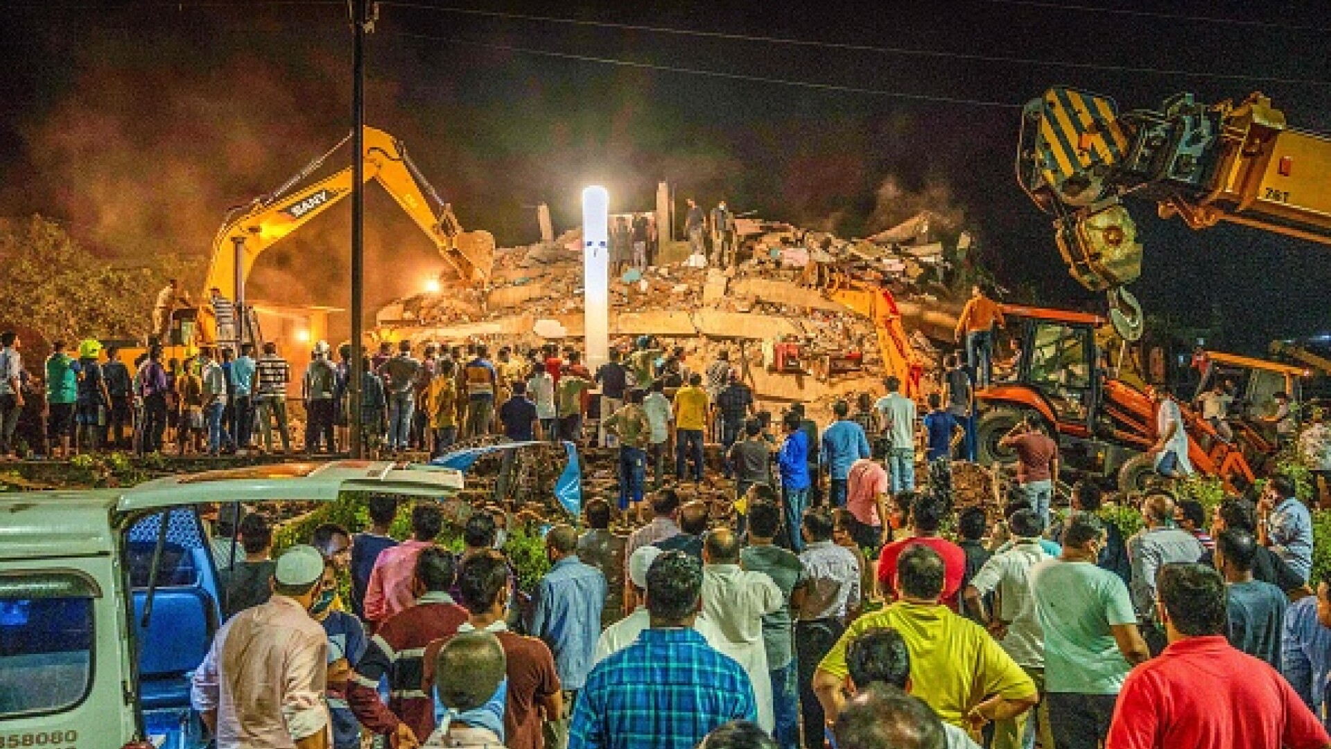 VIDEO. Un bloc de cinci etaje s-a prăbușit în India. Peste 90 de persoane, prinse sub dărâmături
