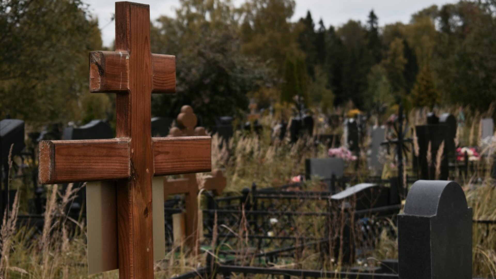 Doi adolescenți au fost torturați, violați și îngropați de vii într-un cimitir. Motivul e șocant