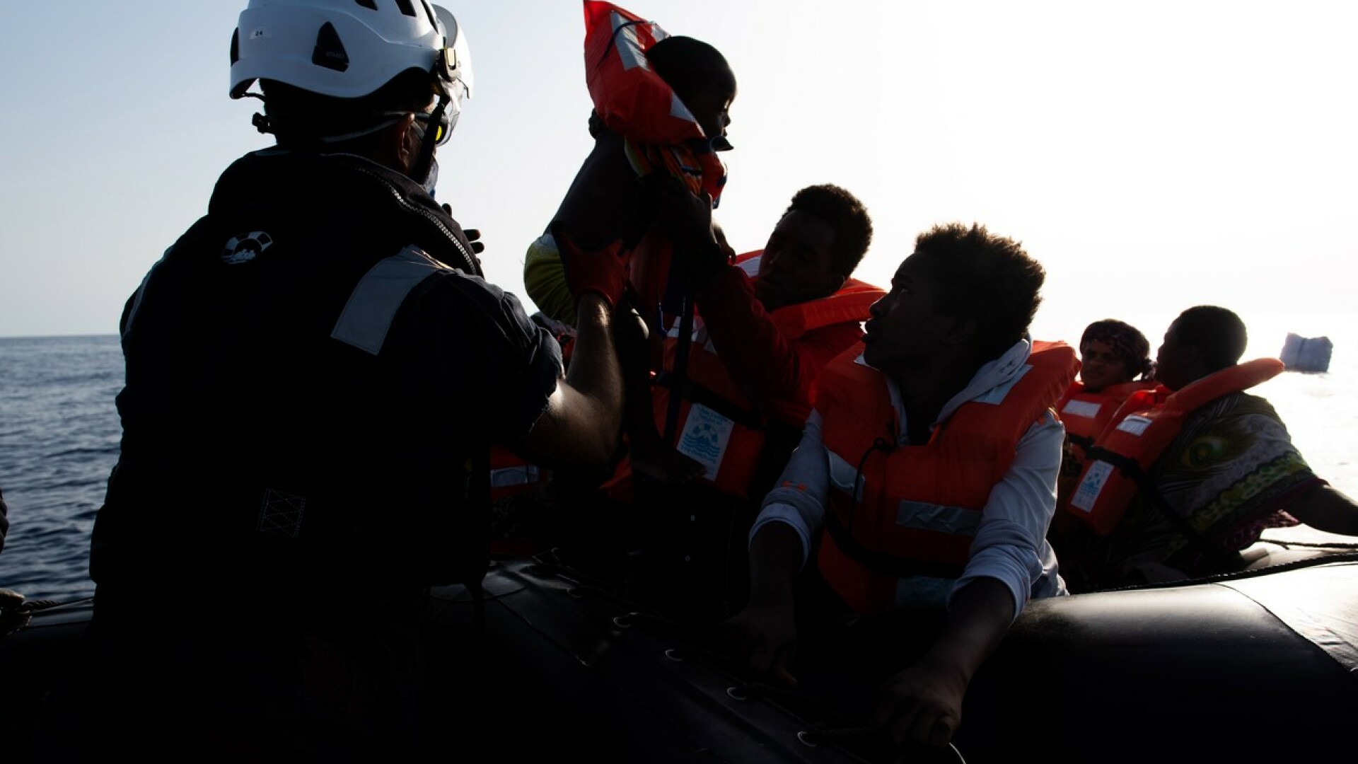 Garda de Coastă italiană a evacuat 49 de persoane de pe nava de salvare închiriată de artistul Banksy